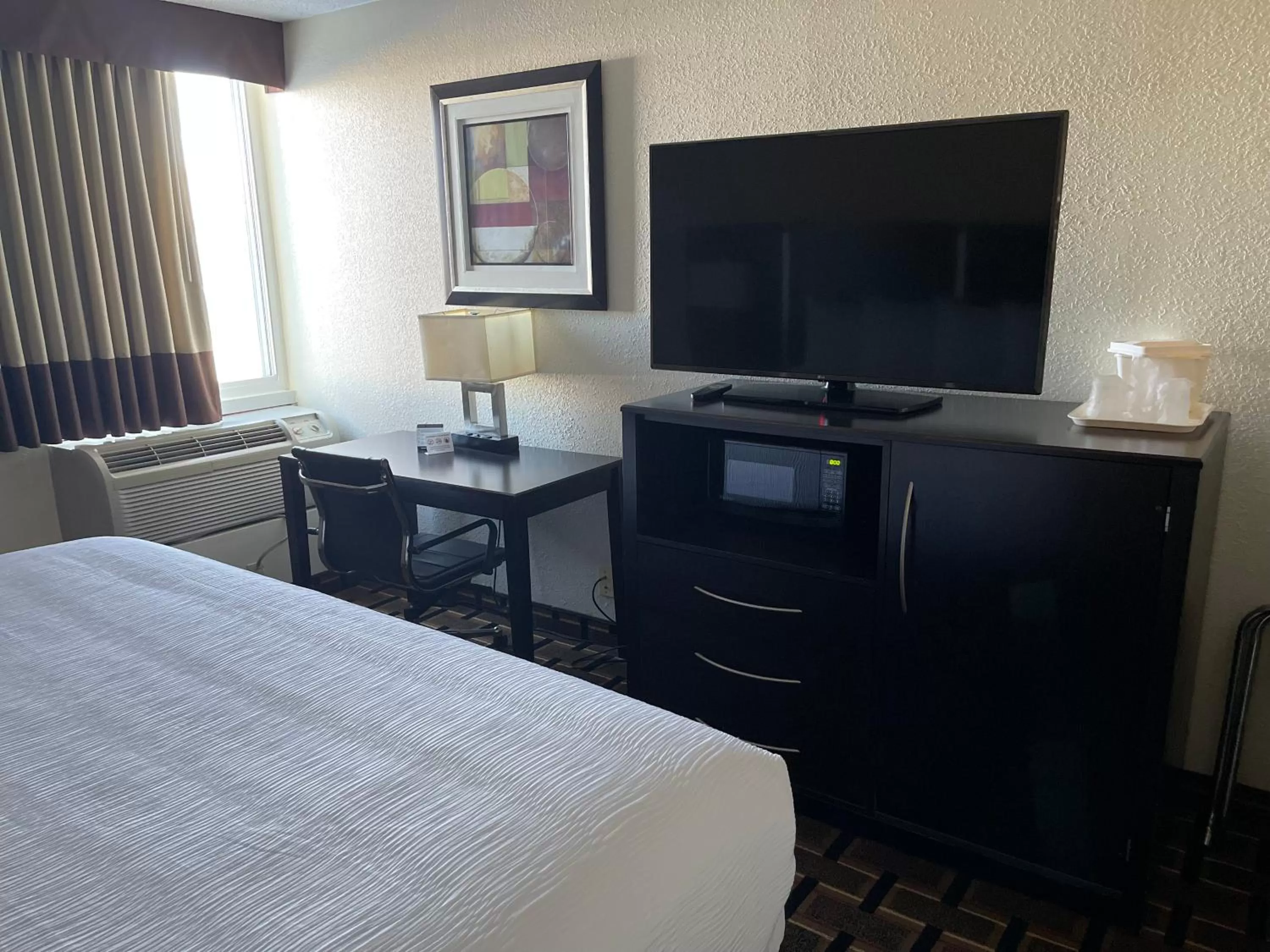 Seating area, Bed in Baymont by Wyndham Scranton Dunmore