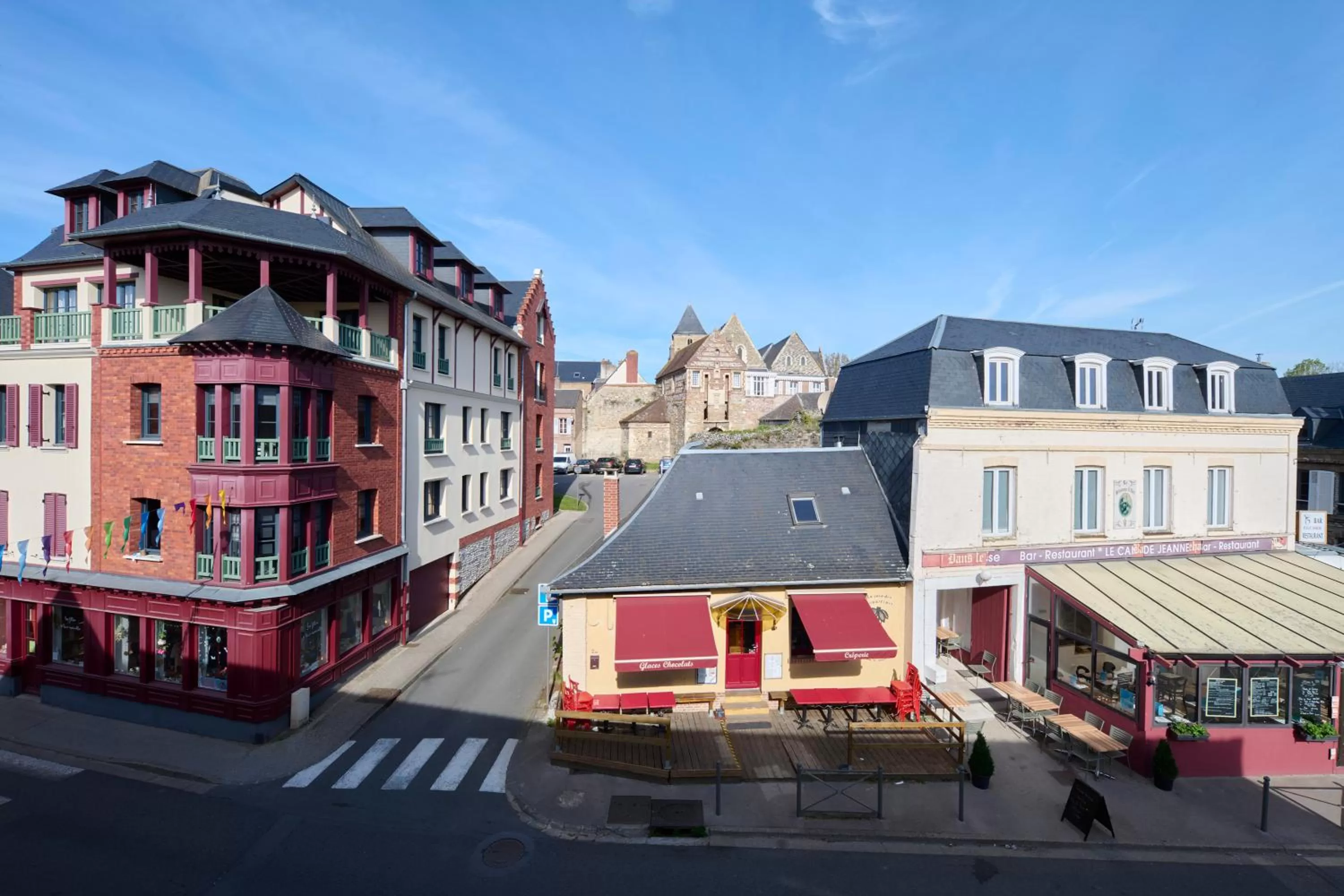 Property building in The Originals Boutique, Hôtel La Colonne de Bronze, Saint-Valéry-sur-Somme