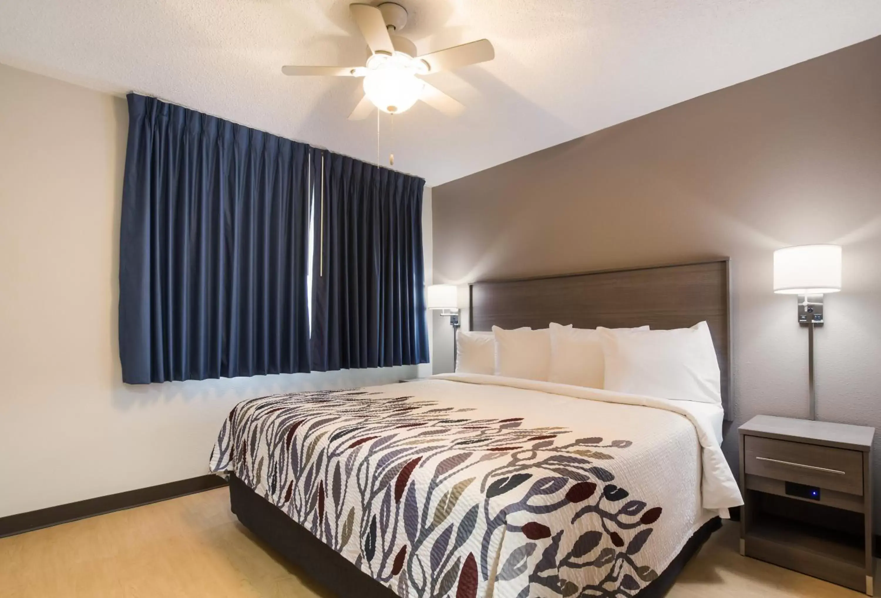 Suite King Room Non-Smoking in Red Roof Inn Lawrenceburg Suite King Room Non-Smoking in Red Roof Inn Lawrenceburg