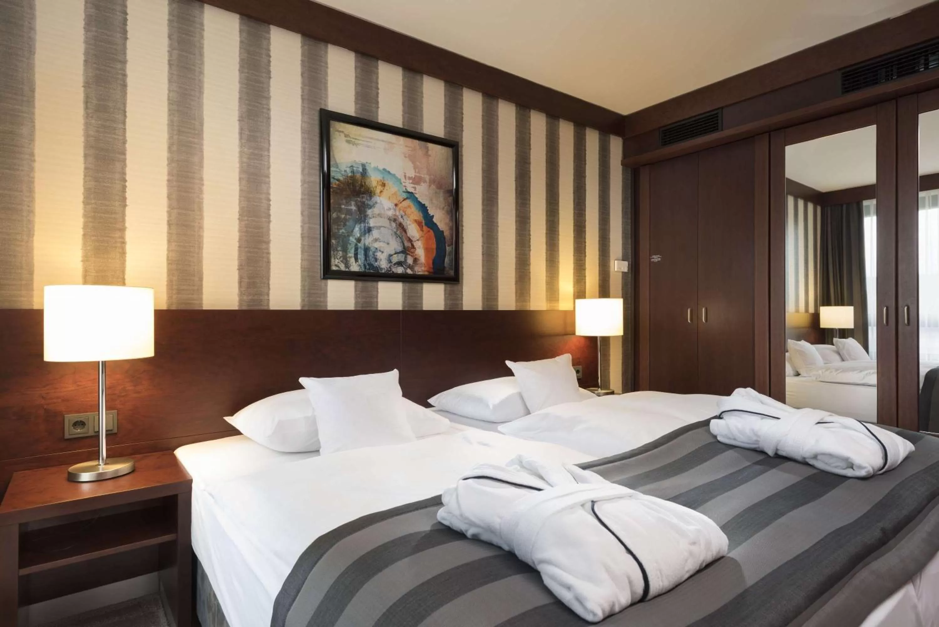 Bedroom, Bed in Maritim Hotel Königswinter