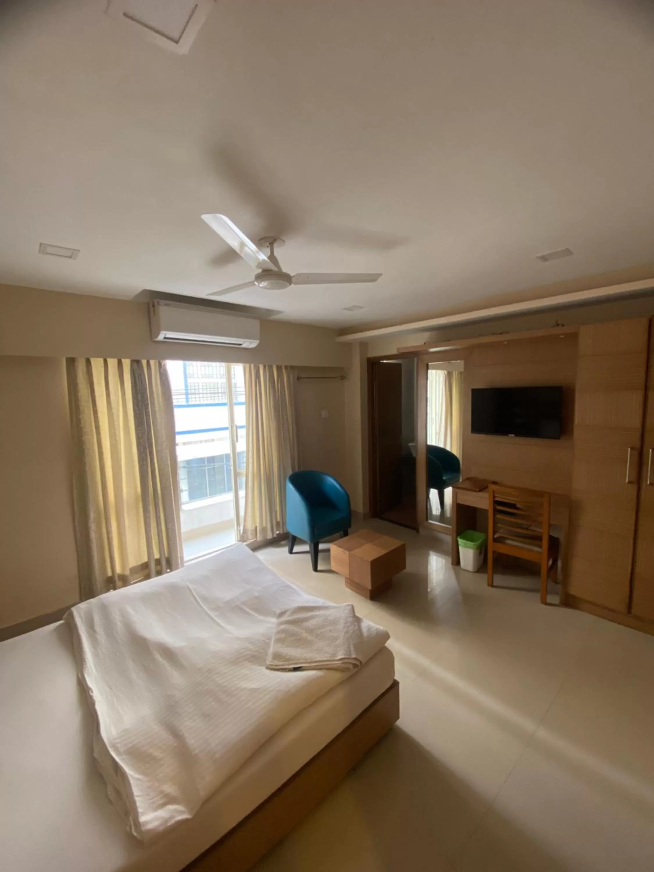 Bedroom, Bed in Greens Suite - Business Class Hotel - Opposite Ripon Building