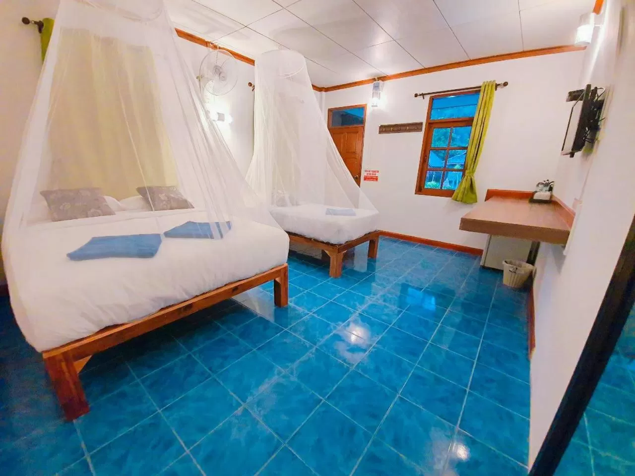 Photo of the whole room, Bed in Tree Tops River Huts