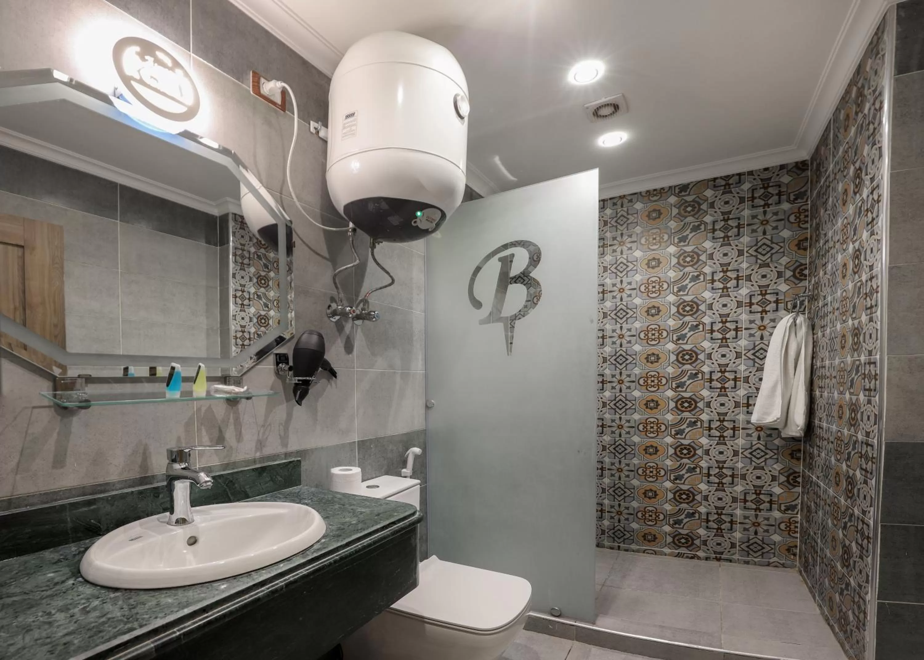 Shower in Brothers Pyramids View