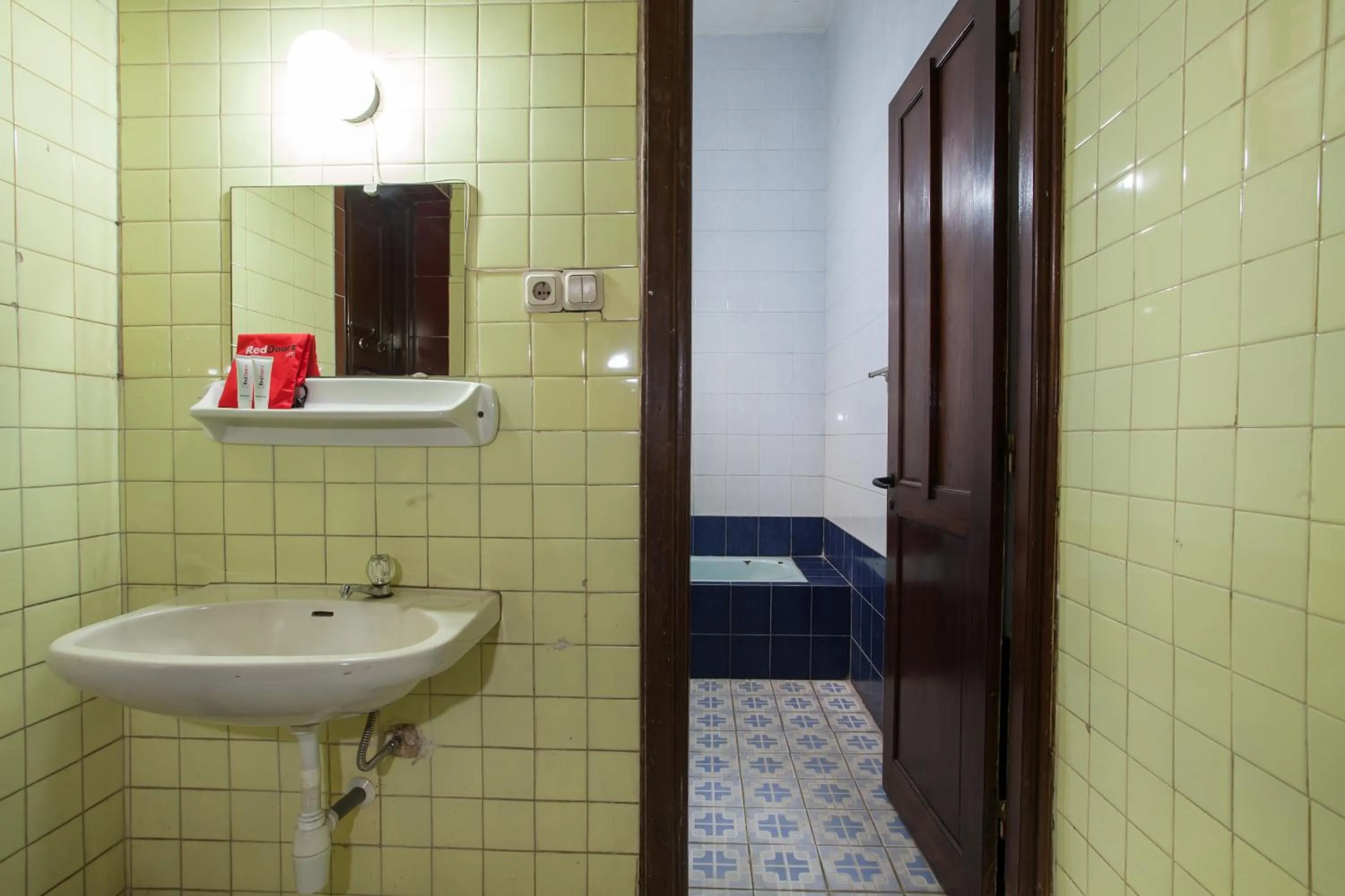 Bathroom in RedDoorz near Balai Kota Malang