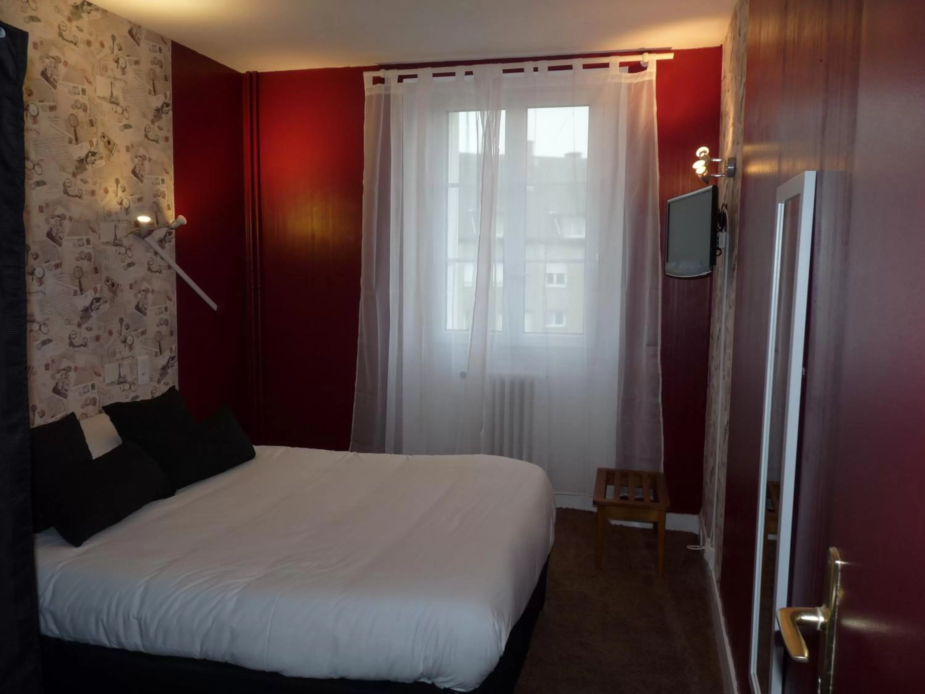 Photo of the whole room, Bed in Hôtel Patton