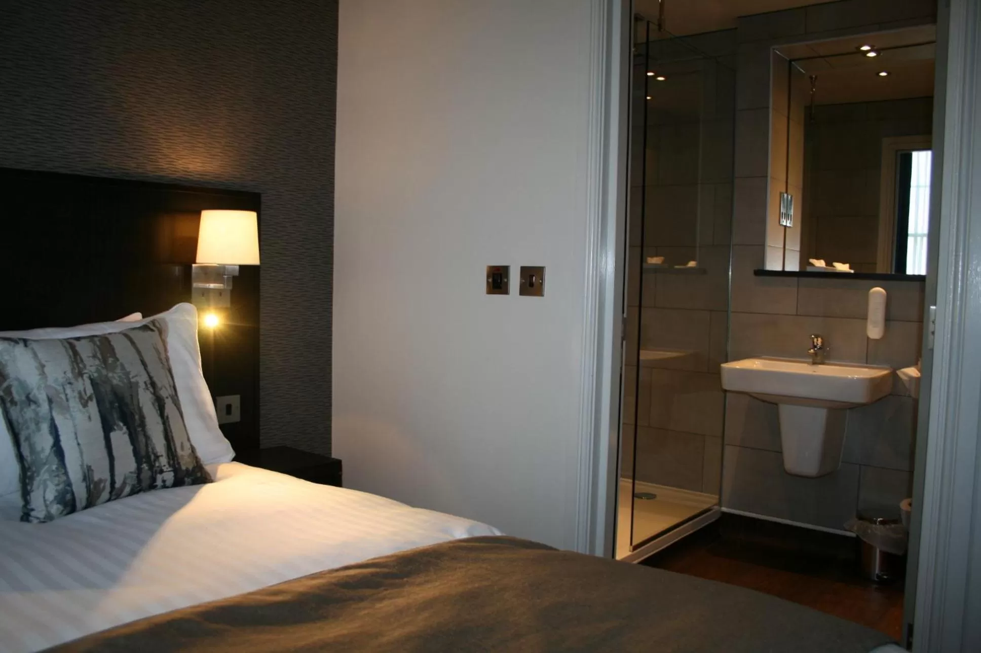 Bathroom, Bed in The Yarborough Hotel Wetherspoon