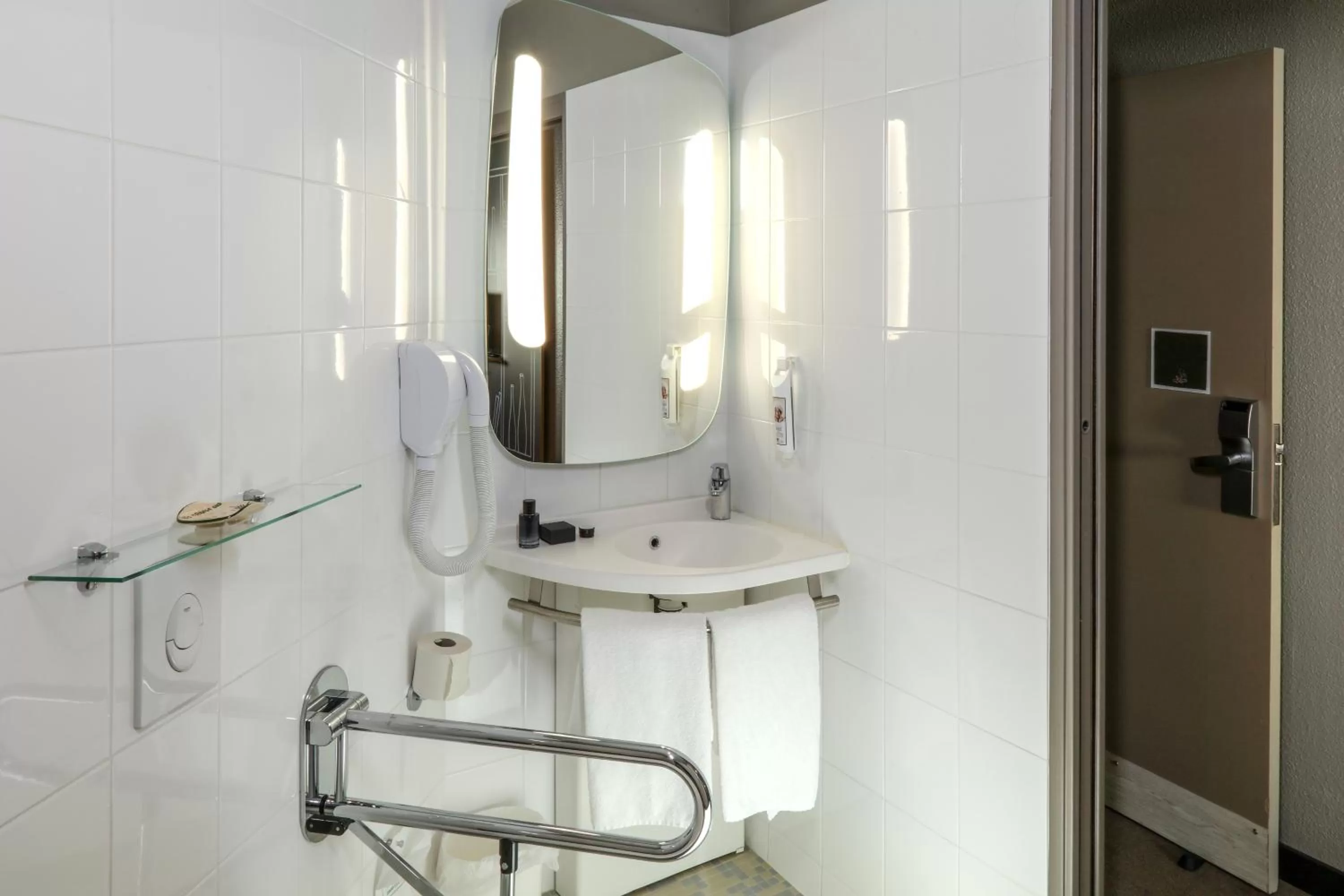 Facility for disabled guests in ibis Orange Sud