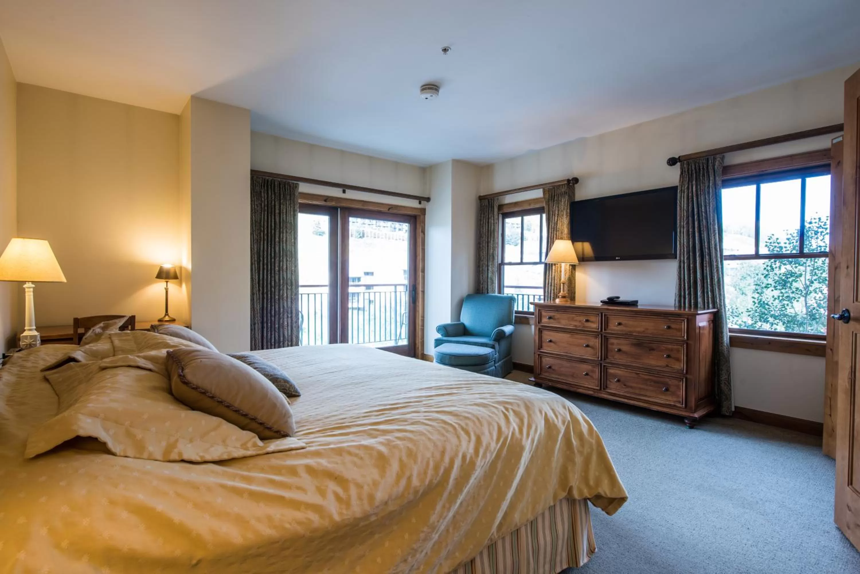 Bed in The Lodge at Mountaineer Square