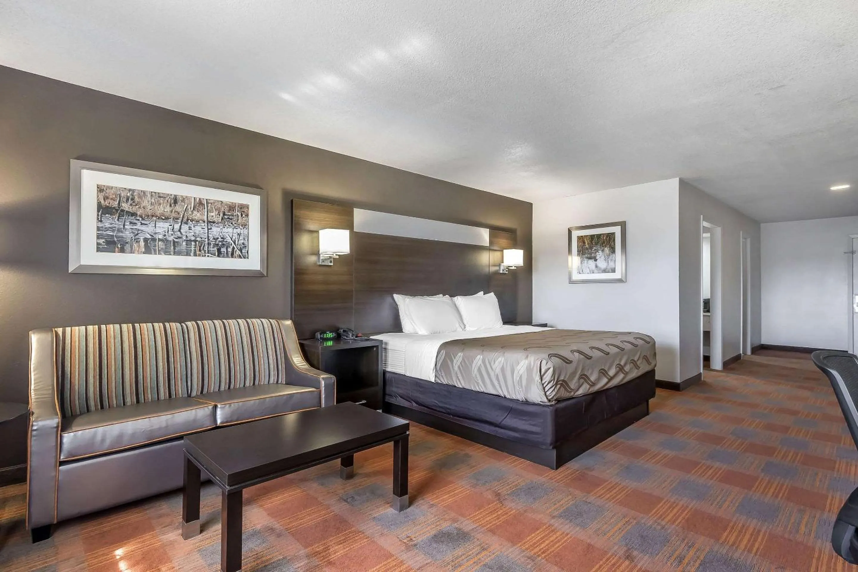 Photo of the whole room, Bed in Quality Inn & Suites Stuttgart North