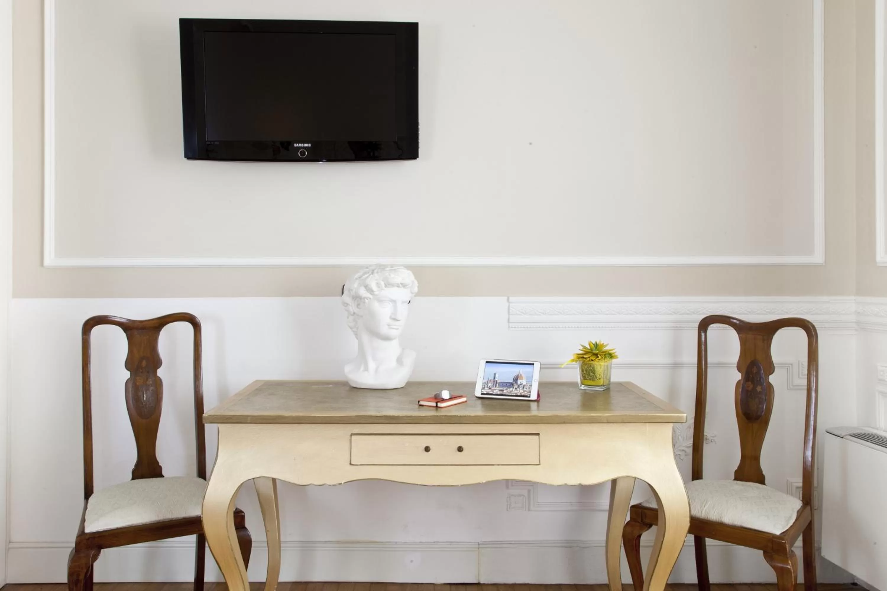 Decorative detail in Palazzo Lombardo