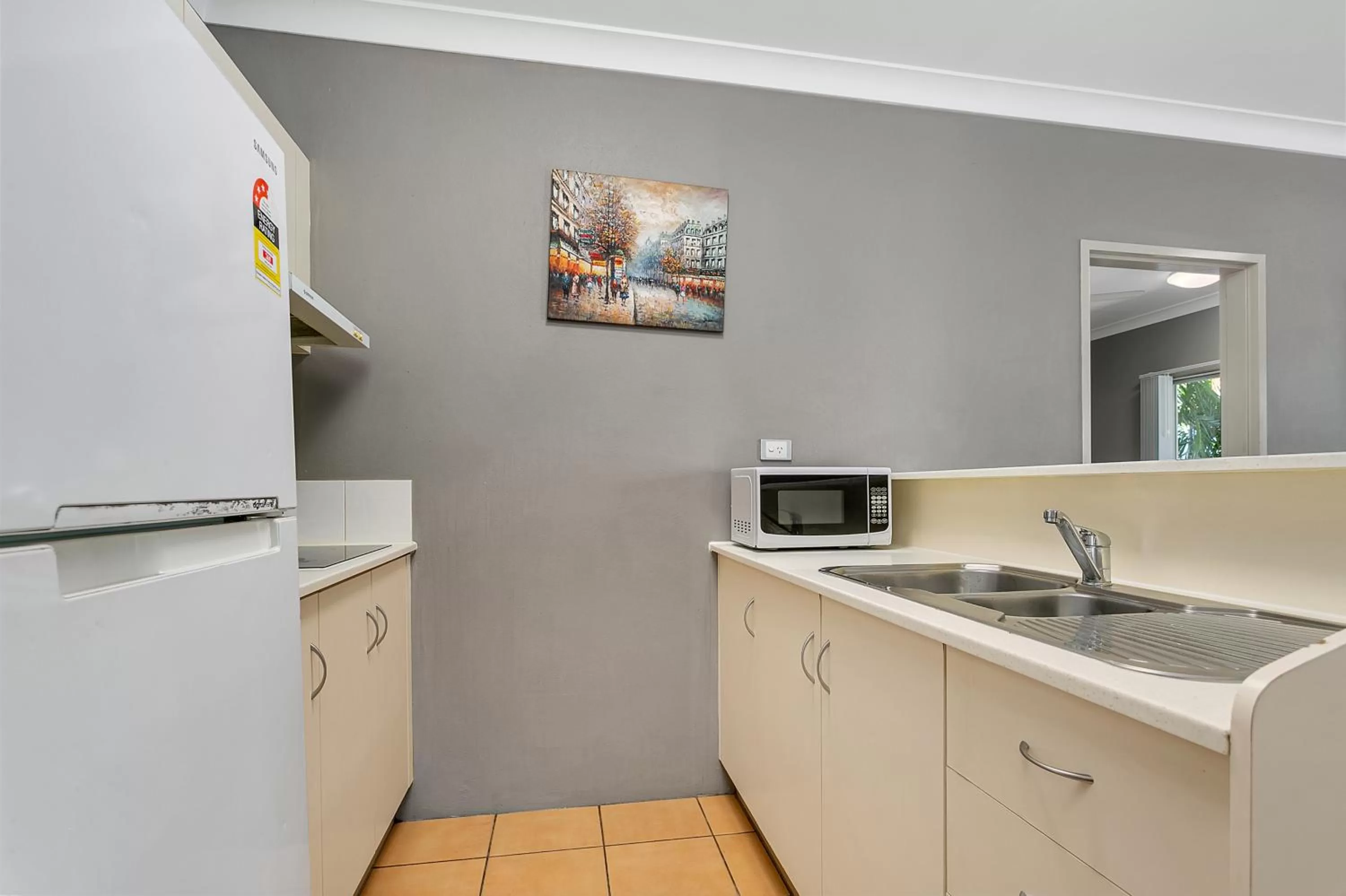 Kitchen or kitchenette in Cairns Reef Apartments & Motel