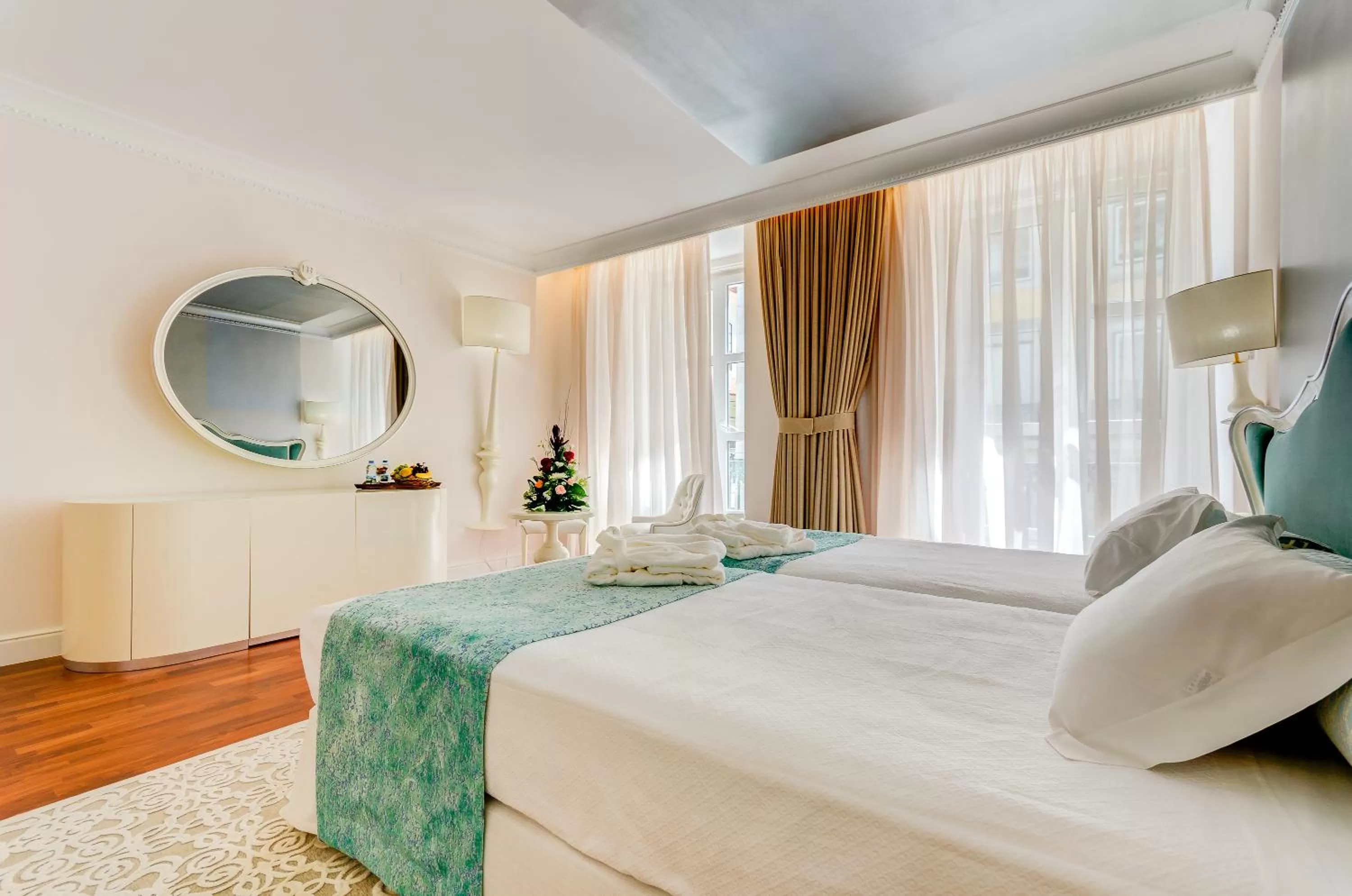 Photo of the whole room, Bed in Hotel Borges Chiado