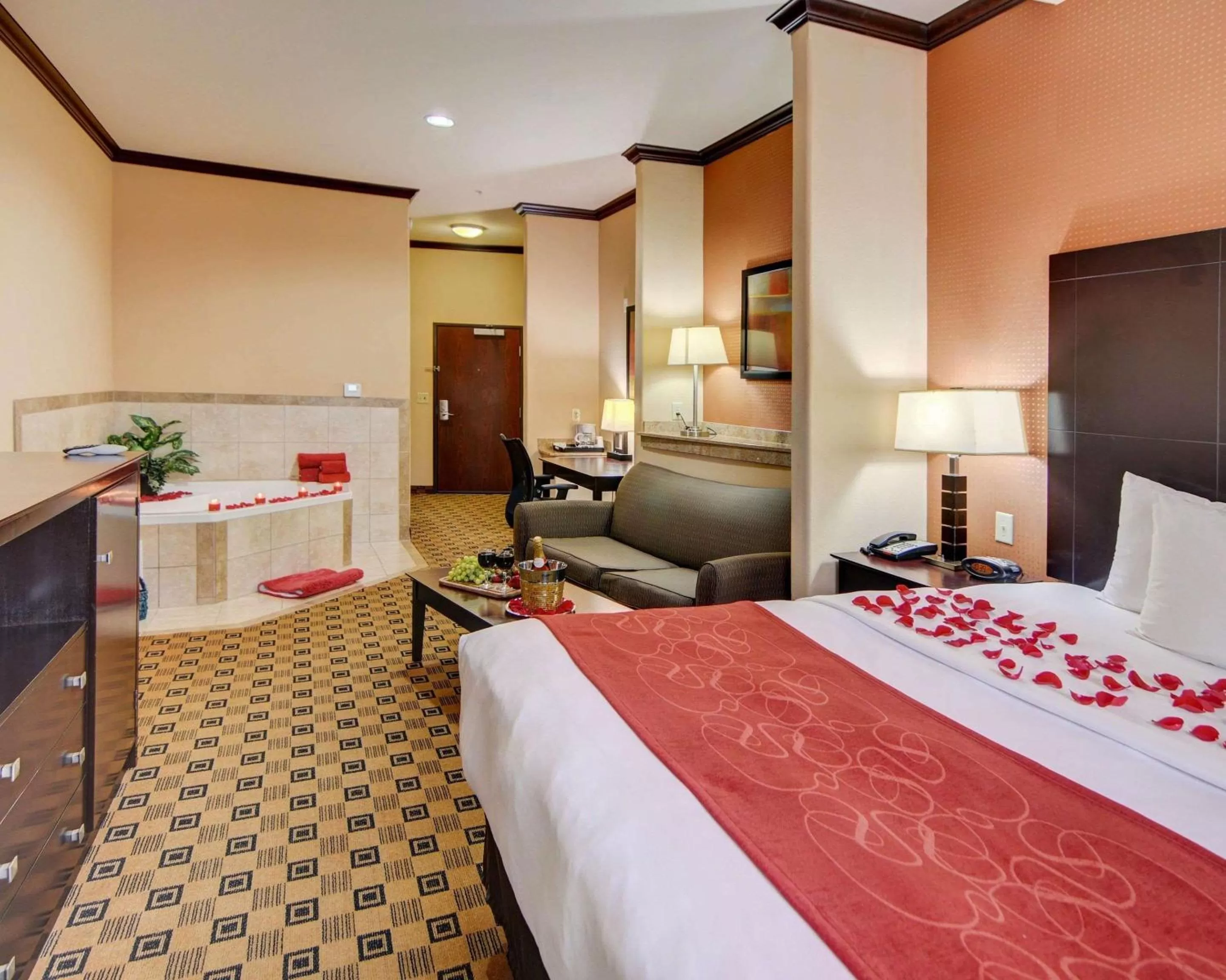 Bedroom, Bed in Comfort Suites Kilgore