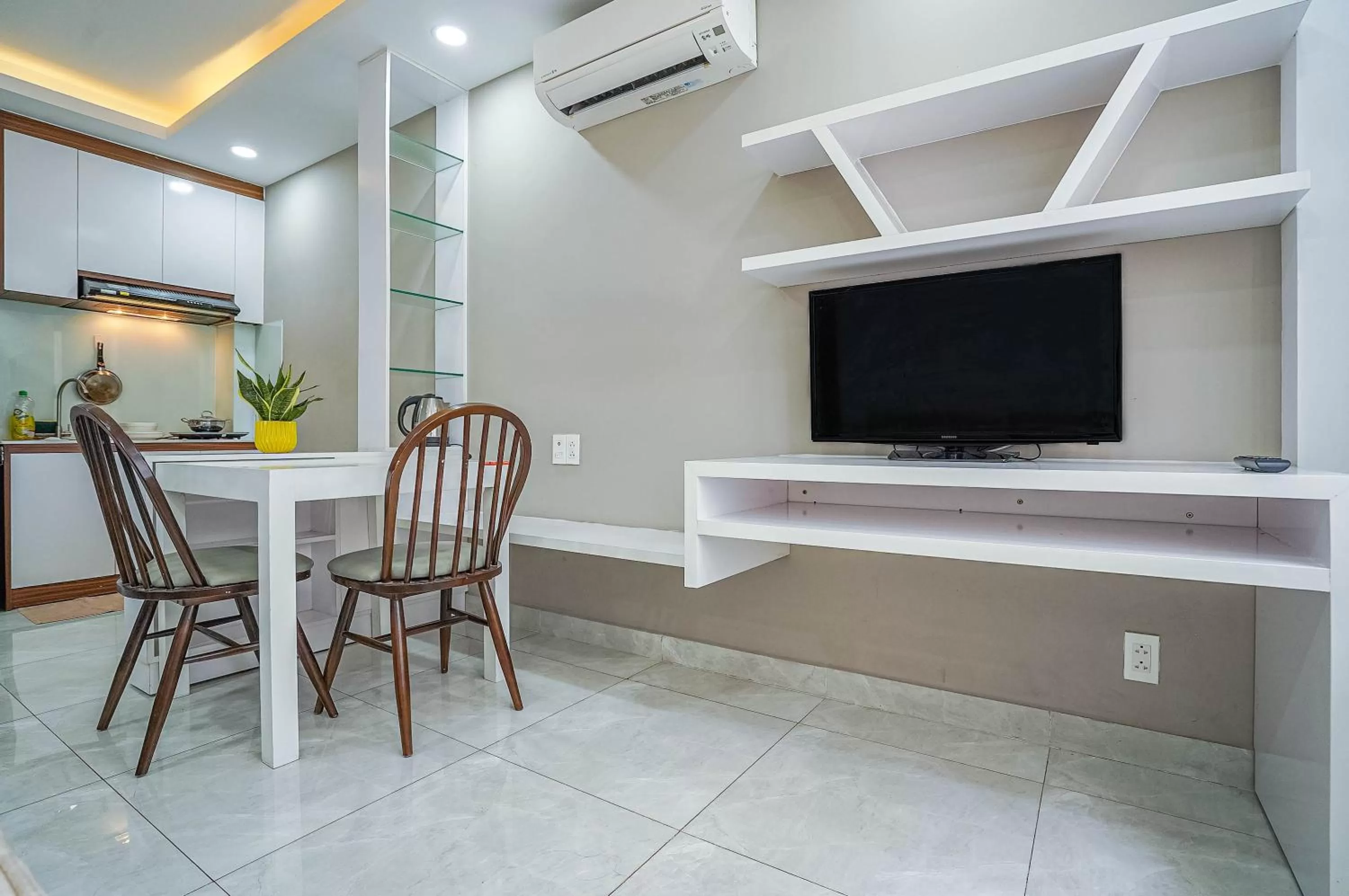 TV and multimedia in Spring Hill Apartment -The High Class