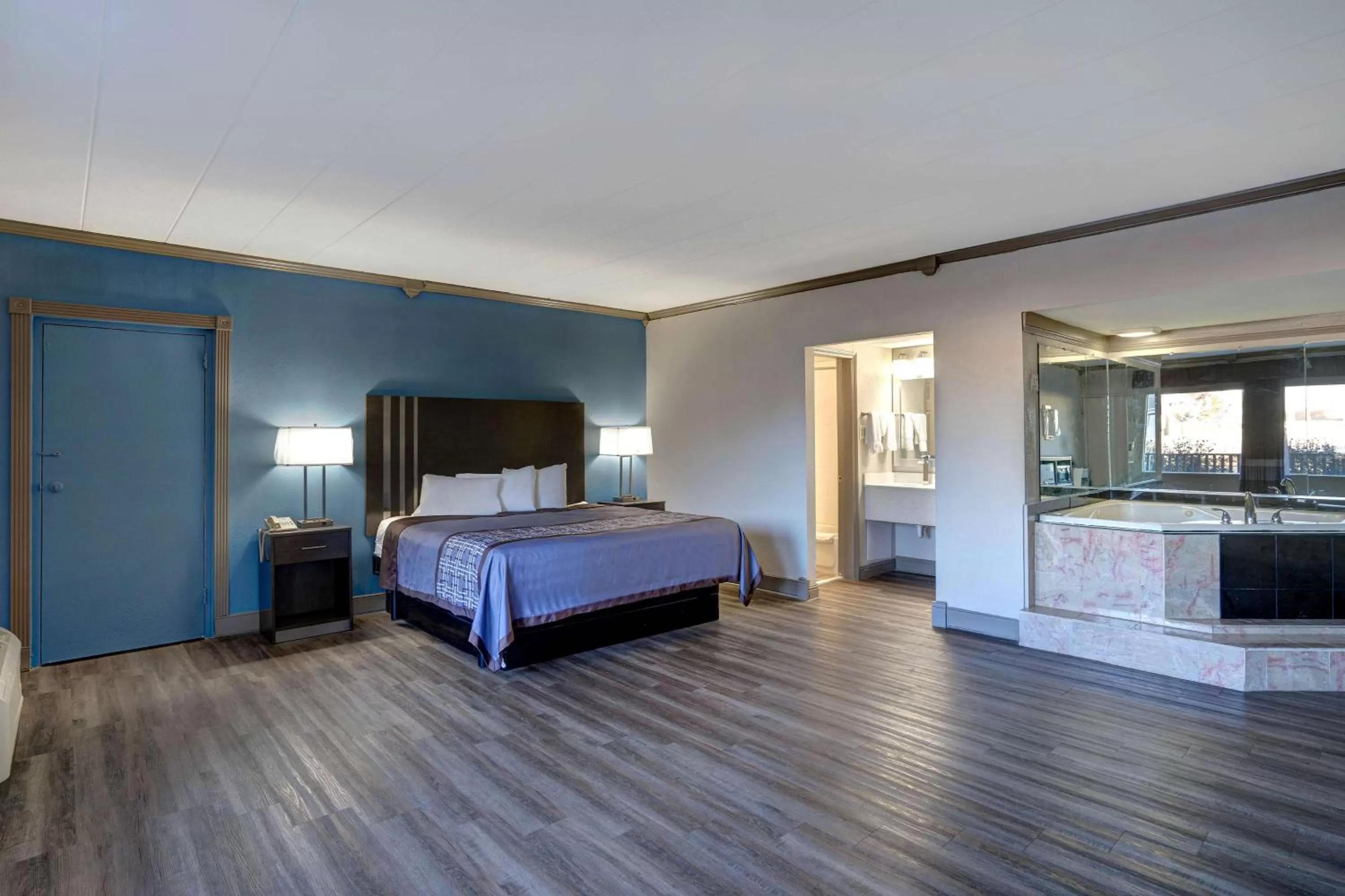 Photo of the whole room, Bed in Motel 6 Burlington