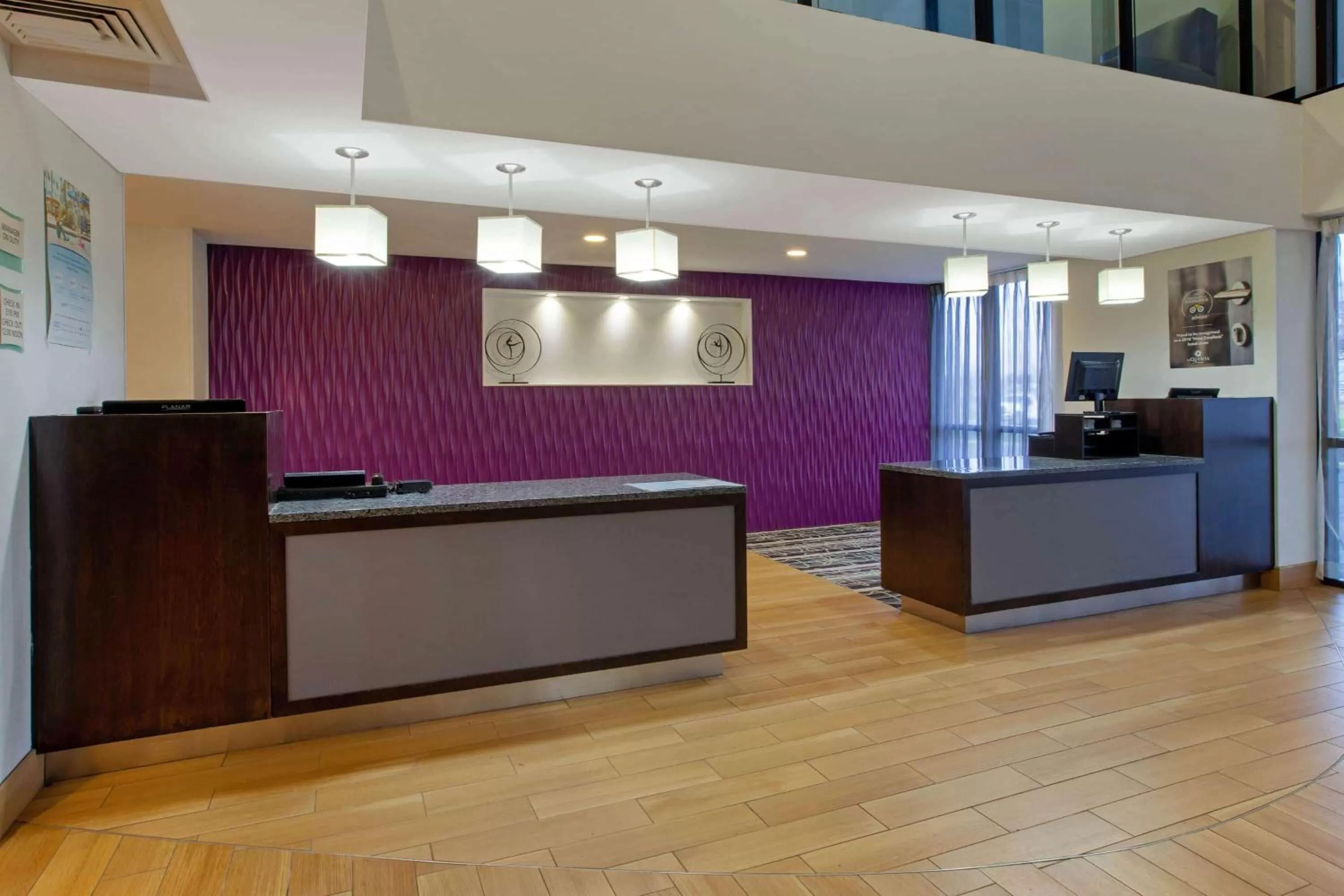 Lobby or reception in La Quinta Inn & Suites by Wyndham Detroit Metro Airport