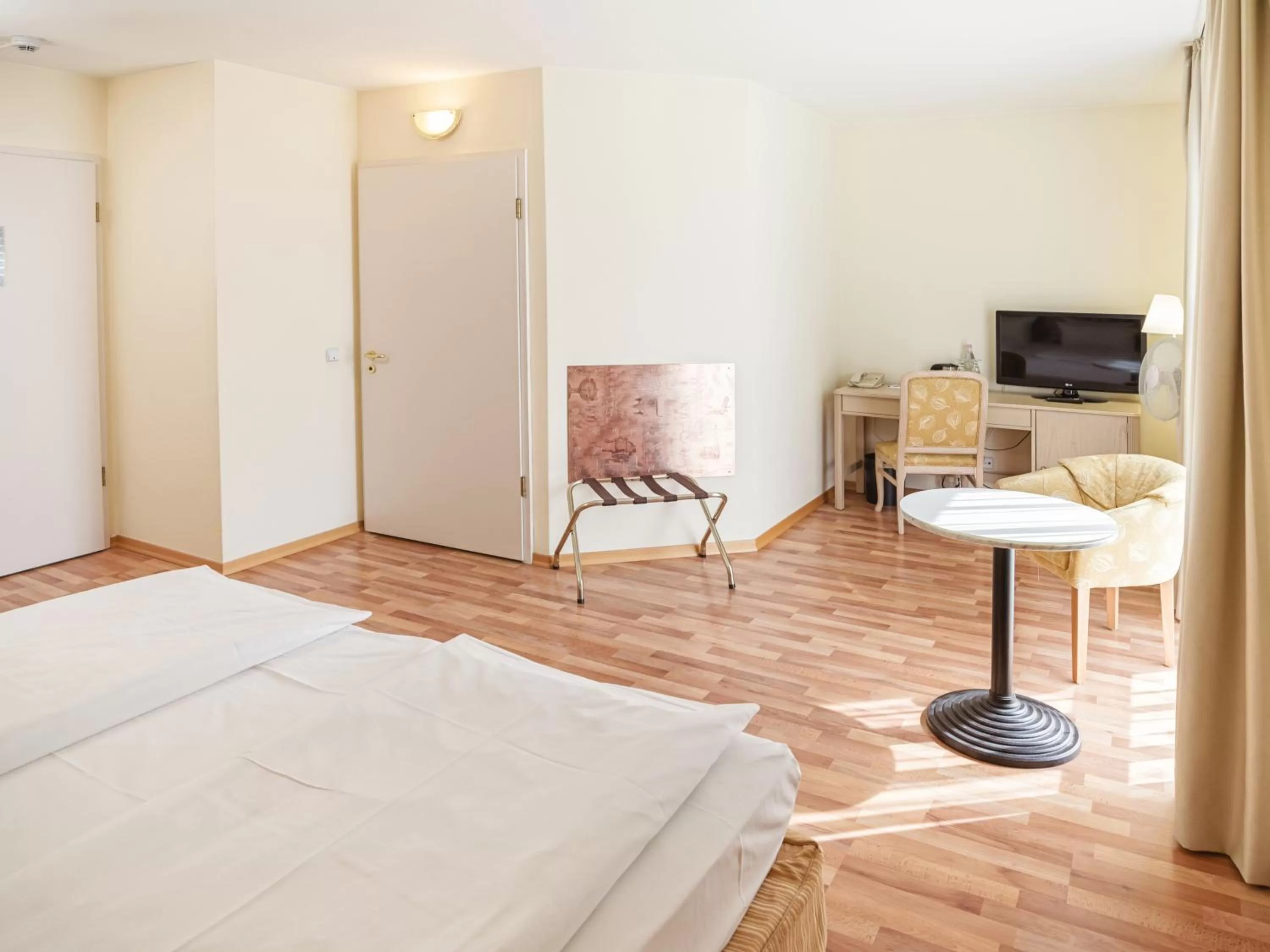 Photo of the whole room, Bed in Hotel am Schloß Köpenick by Golden Tulip