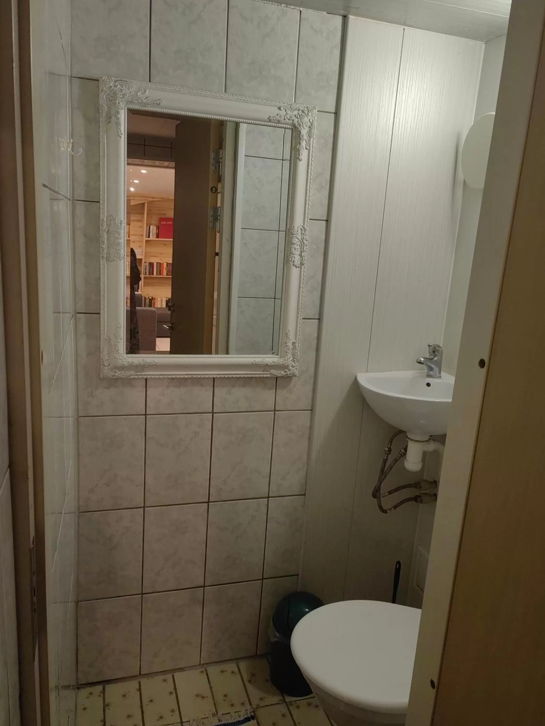 Toilet in Route House 39 Motel