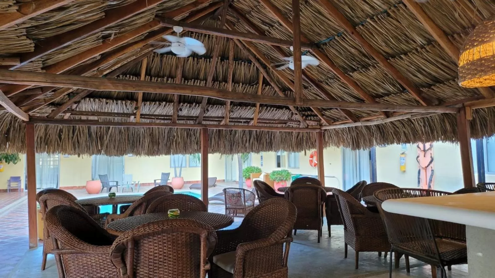 Restaurant/Places to Eat in Najhomi Beach