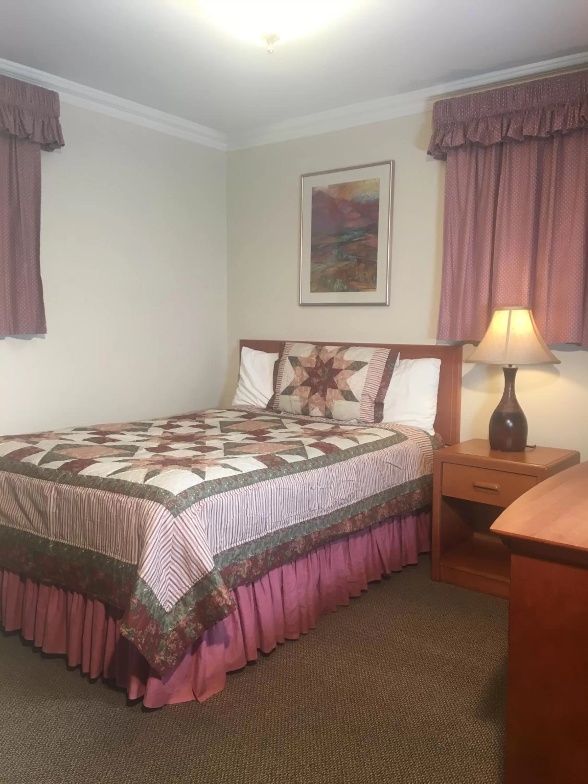 Bed in Acorn Motor Inn