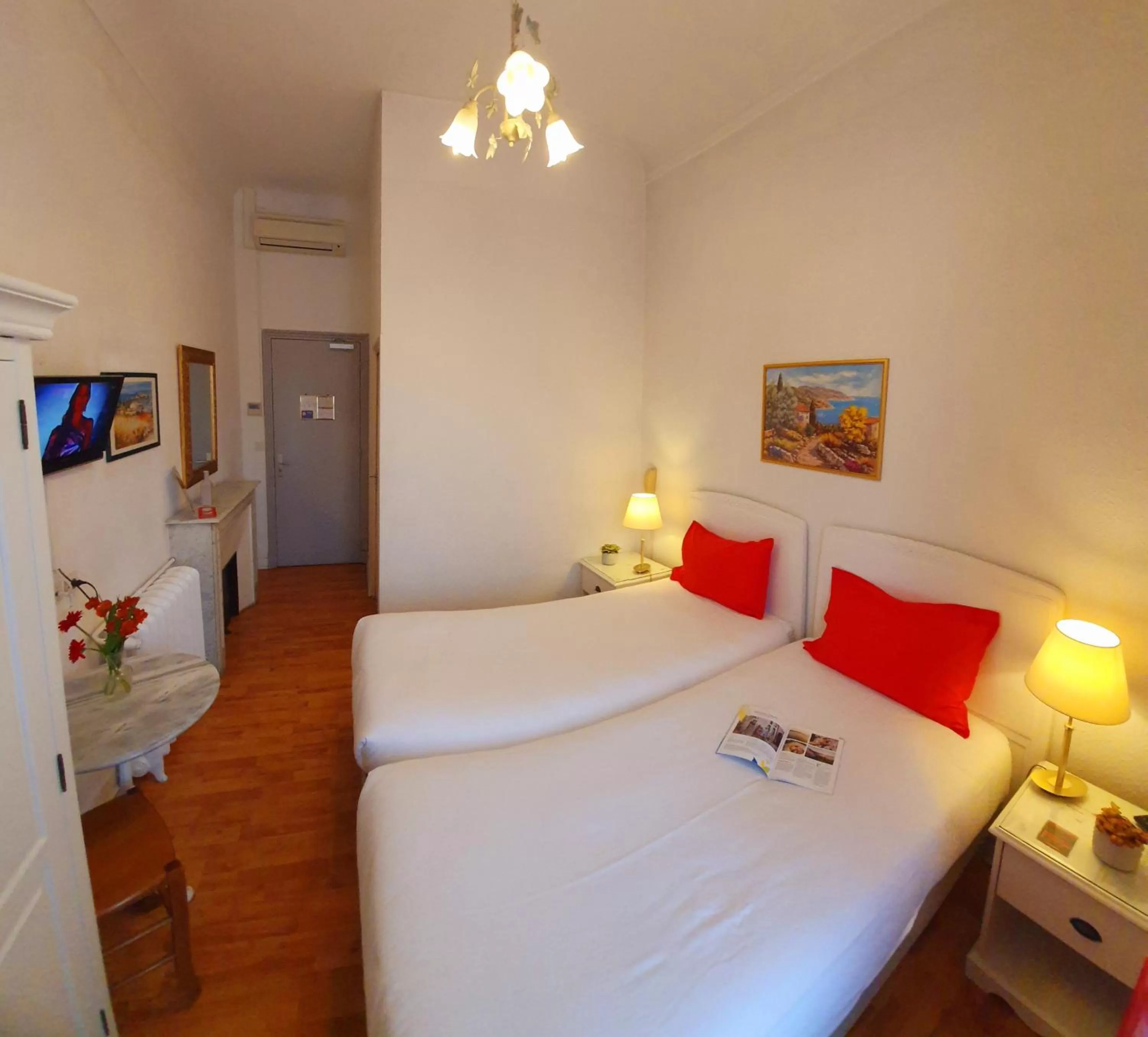 Property building, Bed in Hôtel Richelieu