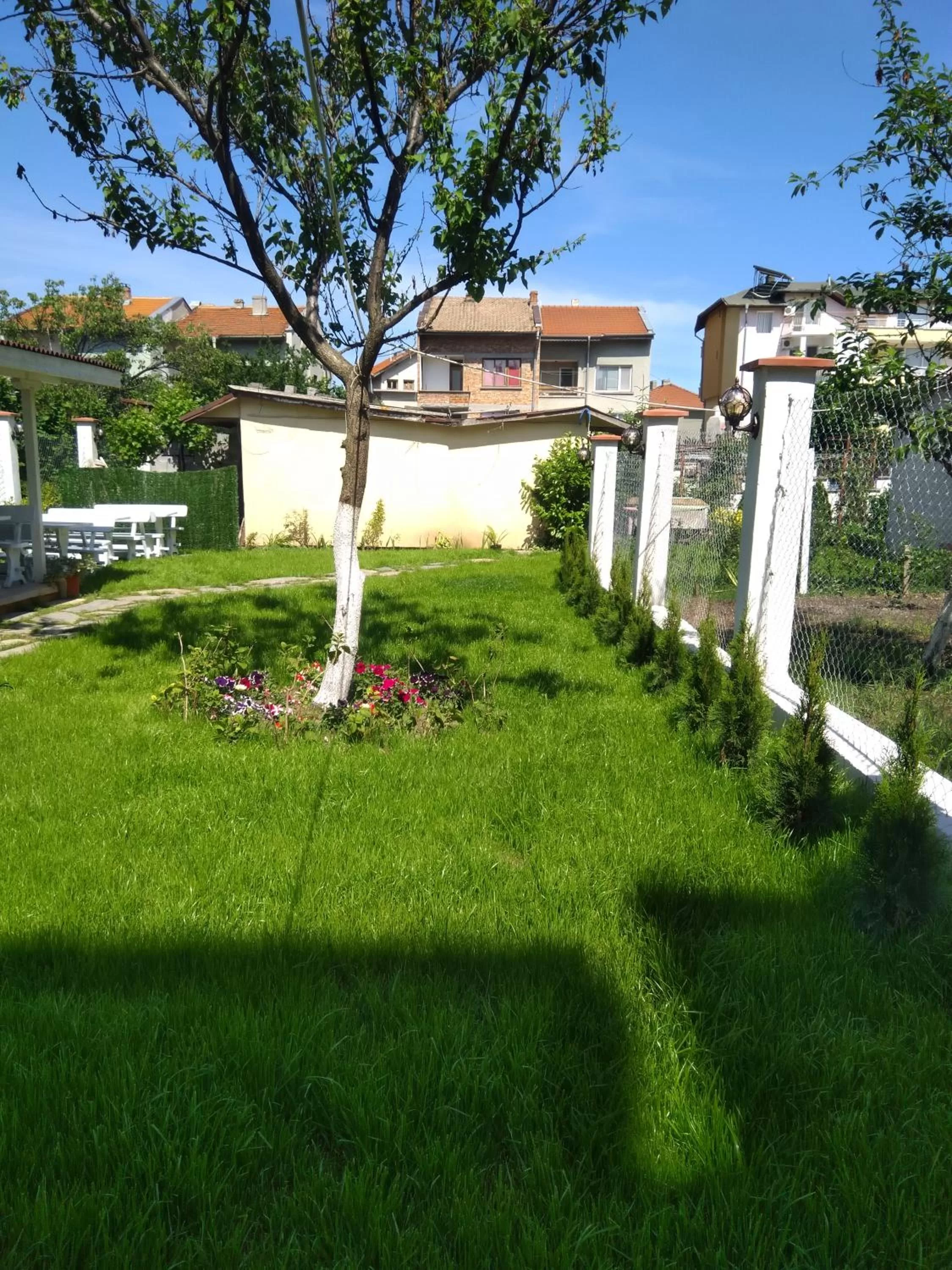 Garden in Family Hotel Malibu