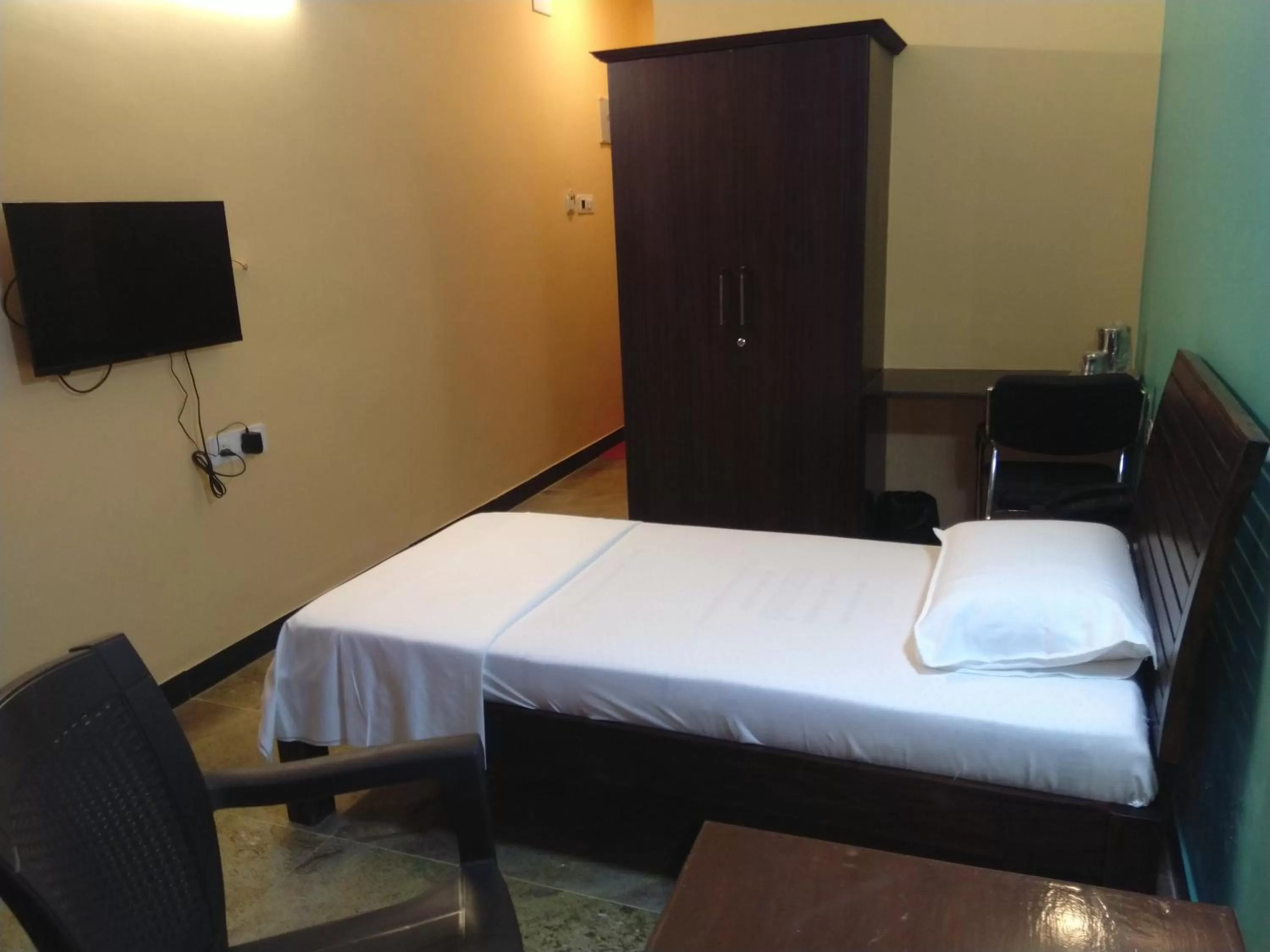 Photo of the whole room, Bed in Chandru De Green