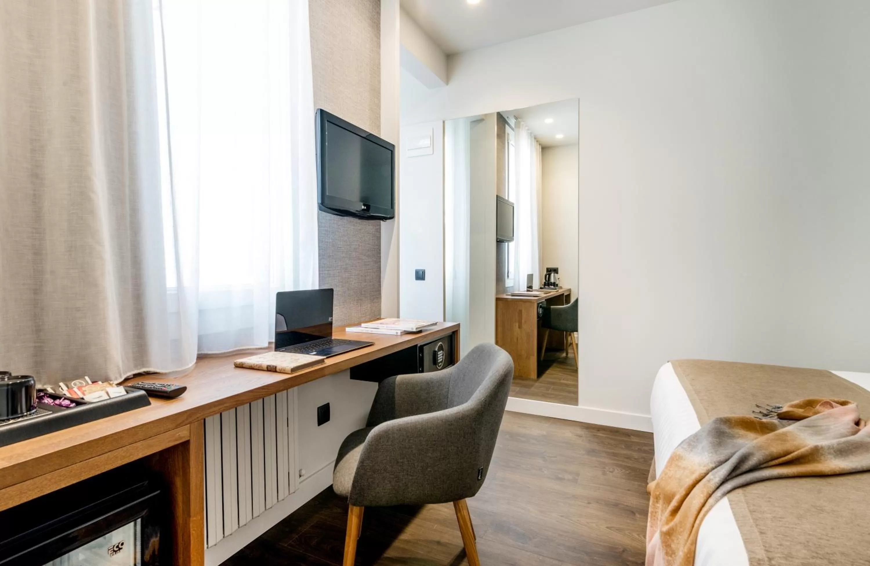 Photo of the whole room, Bed in Peninsular