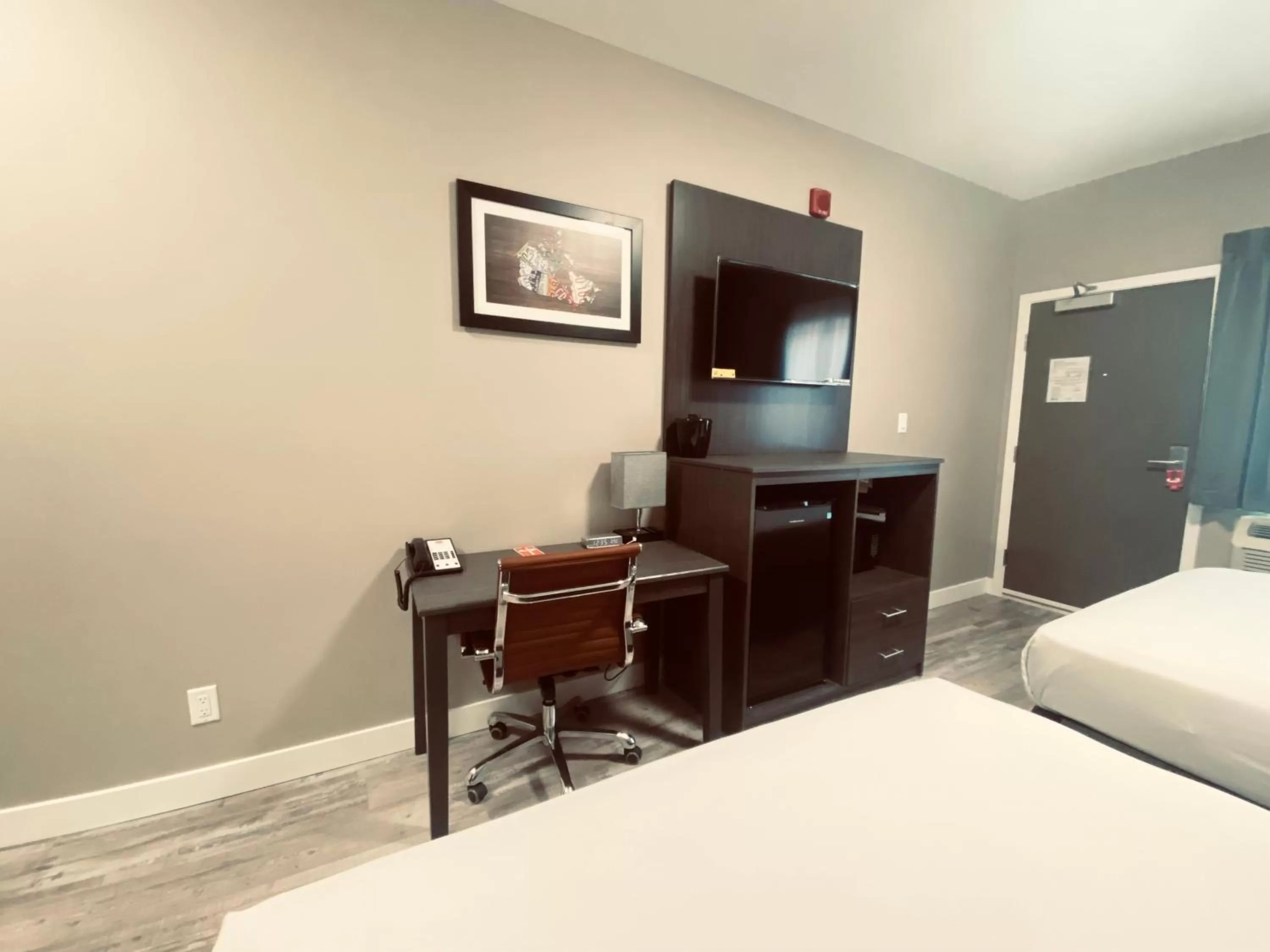 TV and multimedia, Bed in Econo Lodge