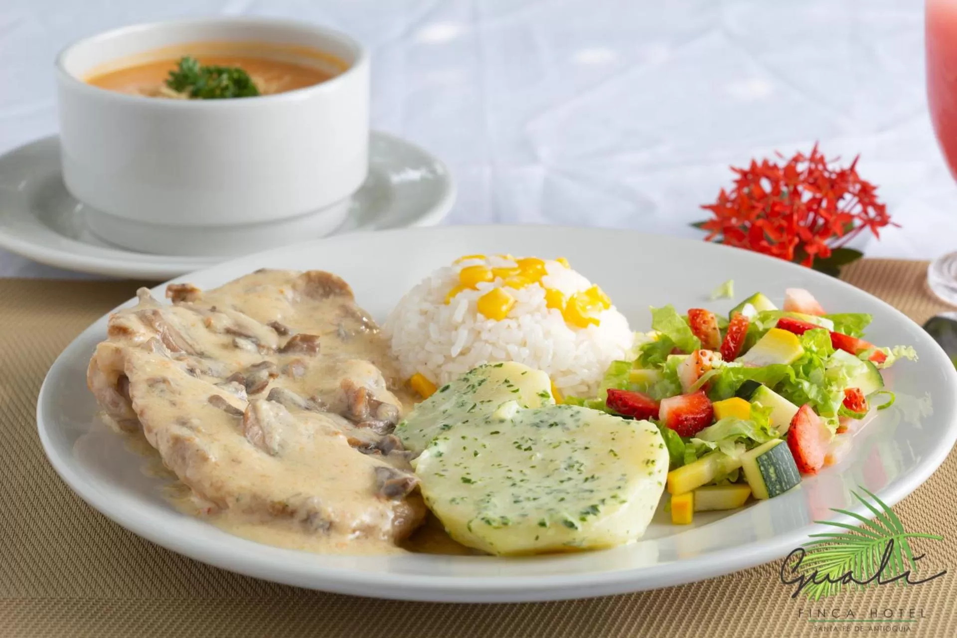 Food and drinks in Finca Hotel Guali Santafe