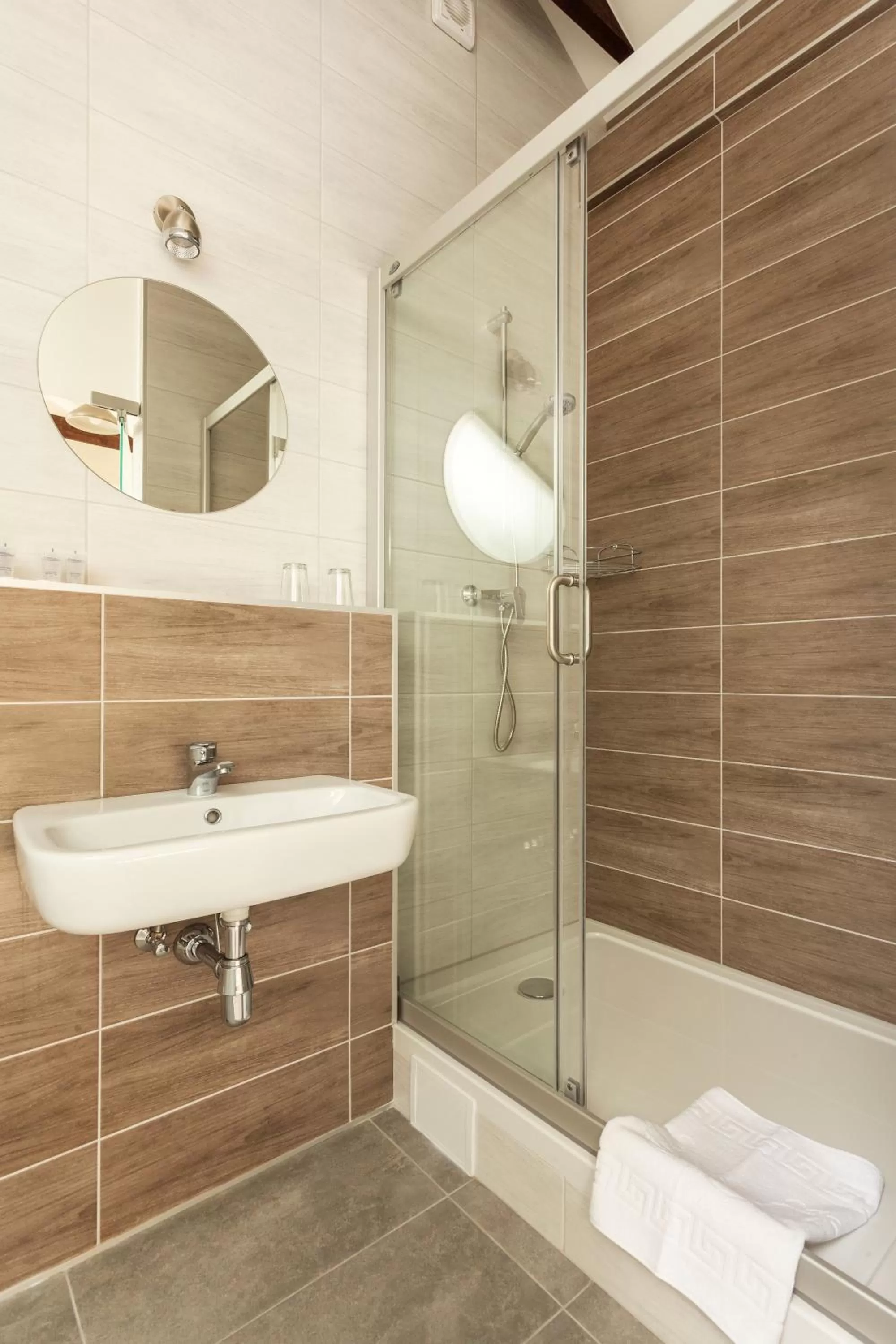 Photo of the whole room in Old Town Trio