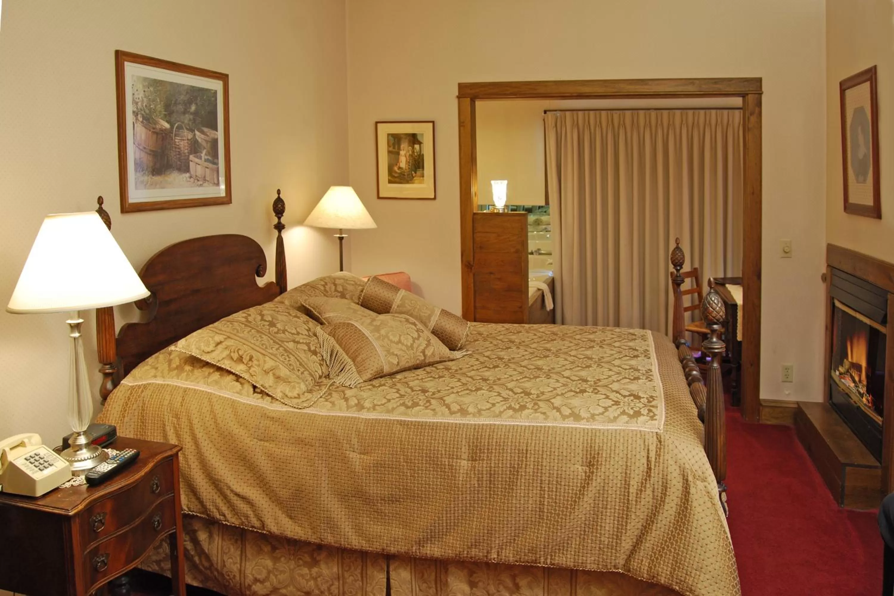 Queen River room Jacuzzi suit  in Afton House Inn