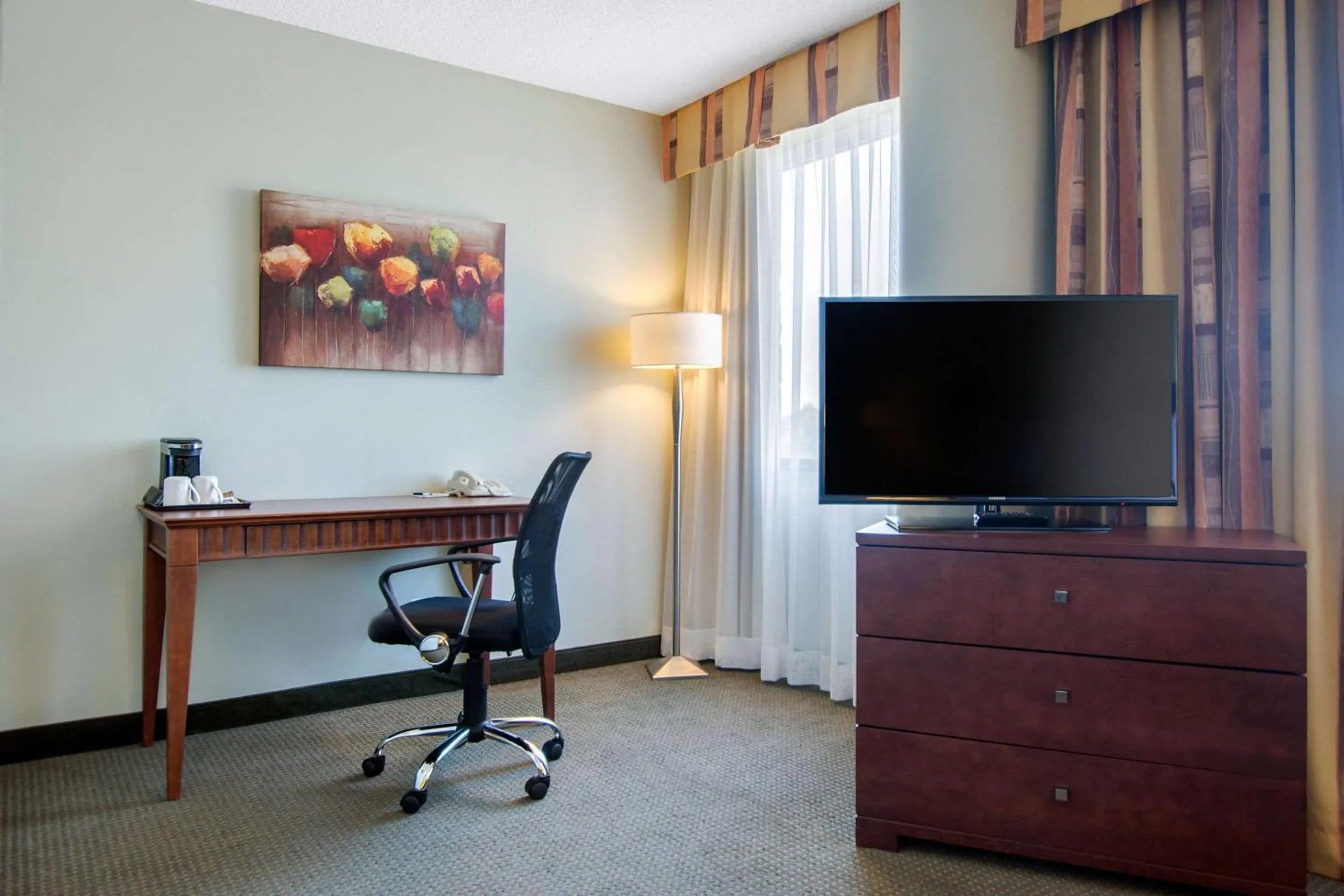 Photo of the whole room, TV/Entertainment Center in Quality Hotel et Centre de Congres