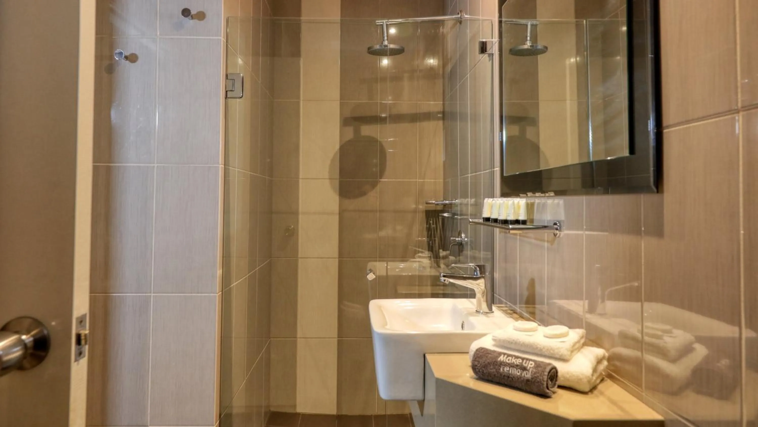 Bathroom in Charles Rasp Motor Inn & Cottages