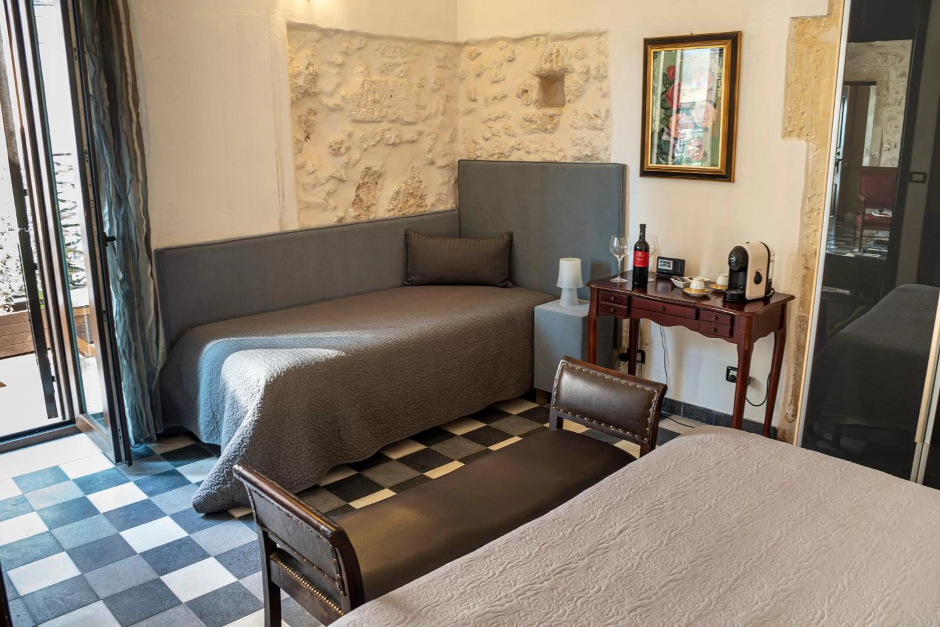 Photo of the whole room, Bed in Lakkios charming suites and rooms