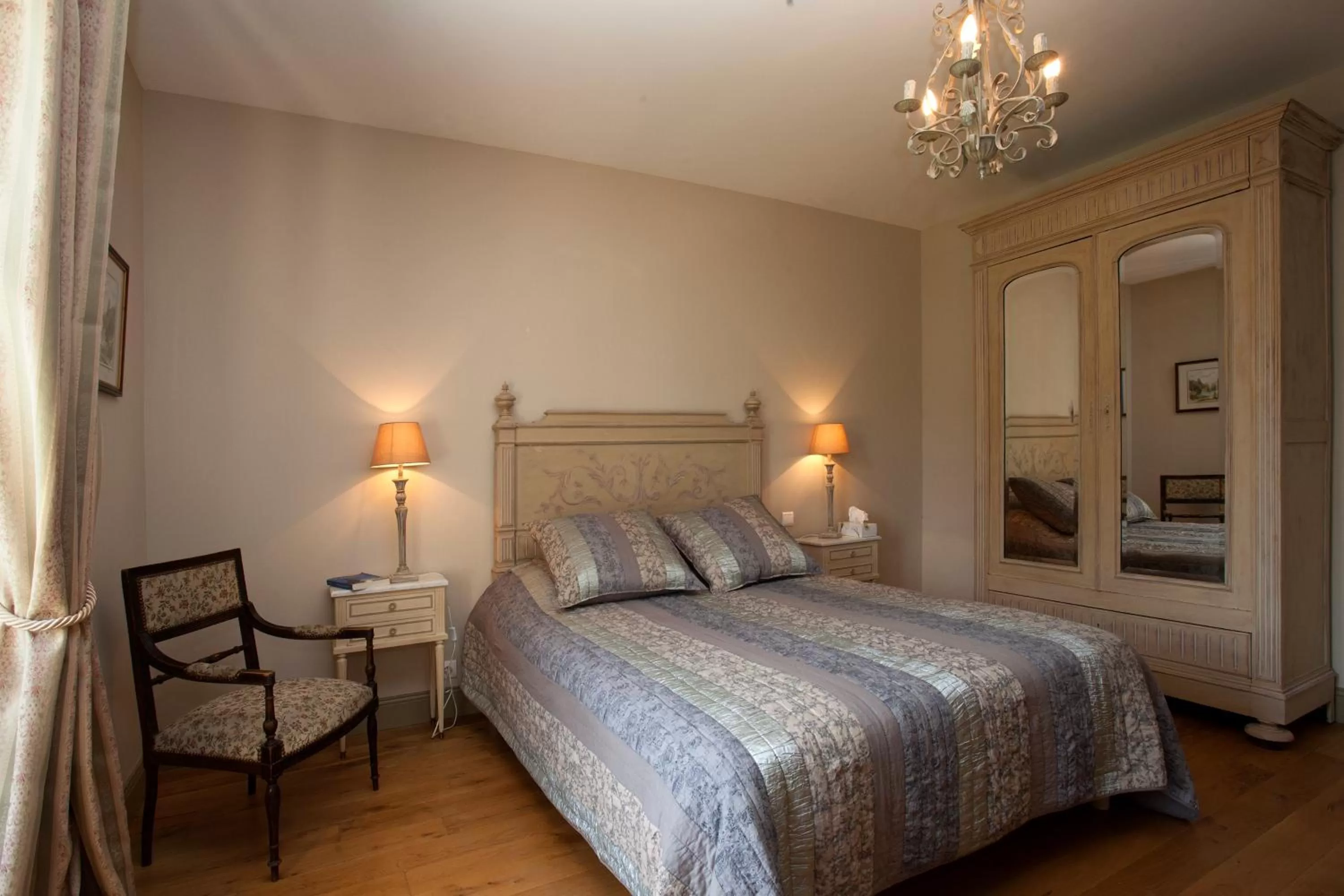 Photo of the whole room, Bed in Maison d'hôtes de Charme Les Bruhasses