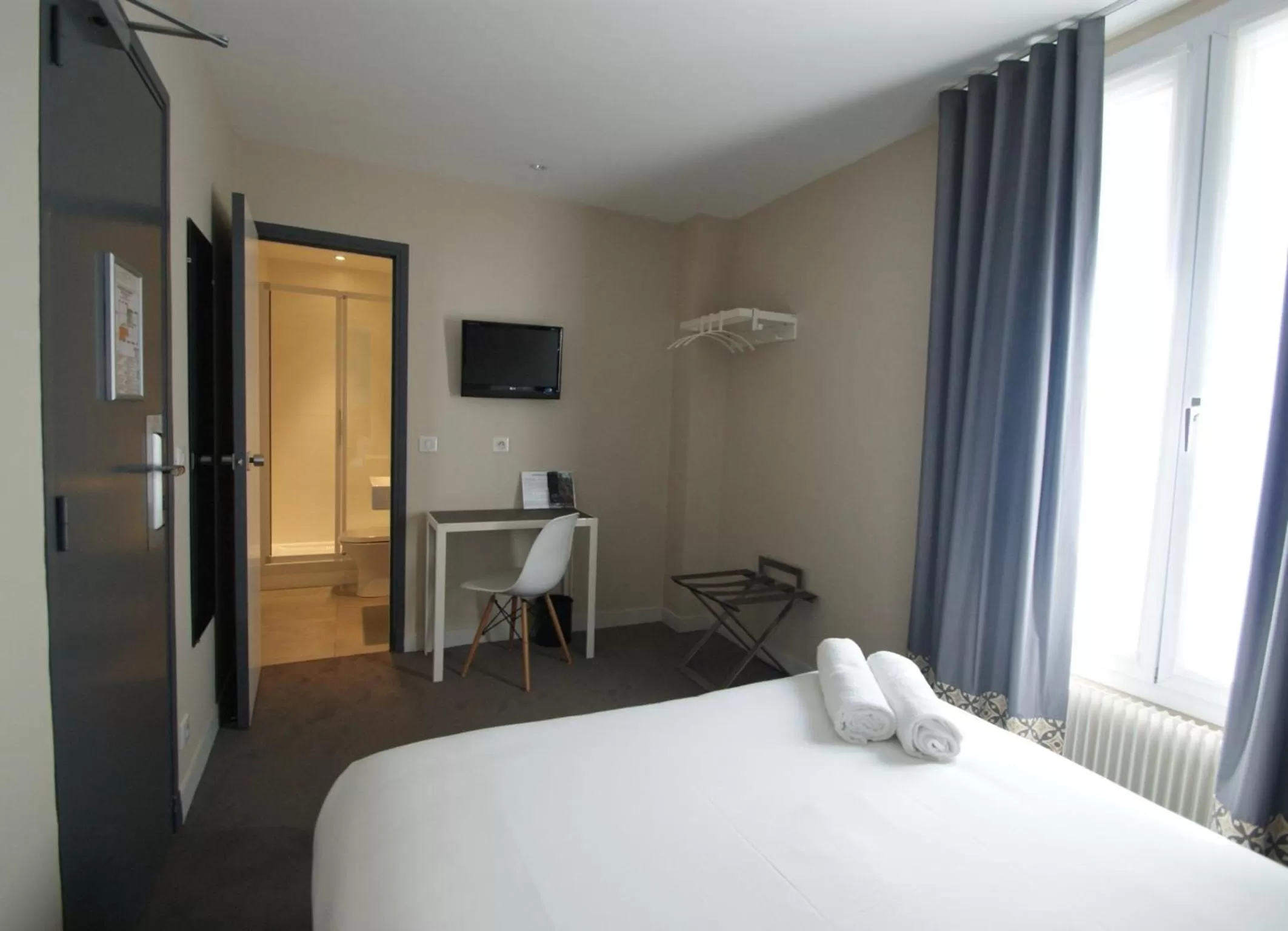 TV and multimedia, Bed in Parici Hôtel Boulogne Billancourt