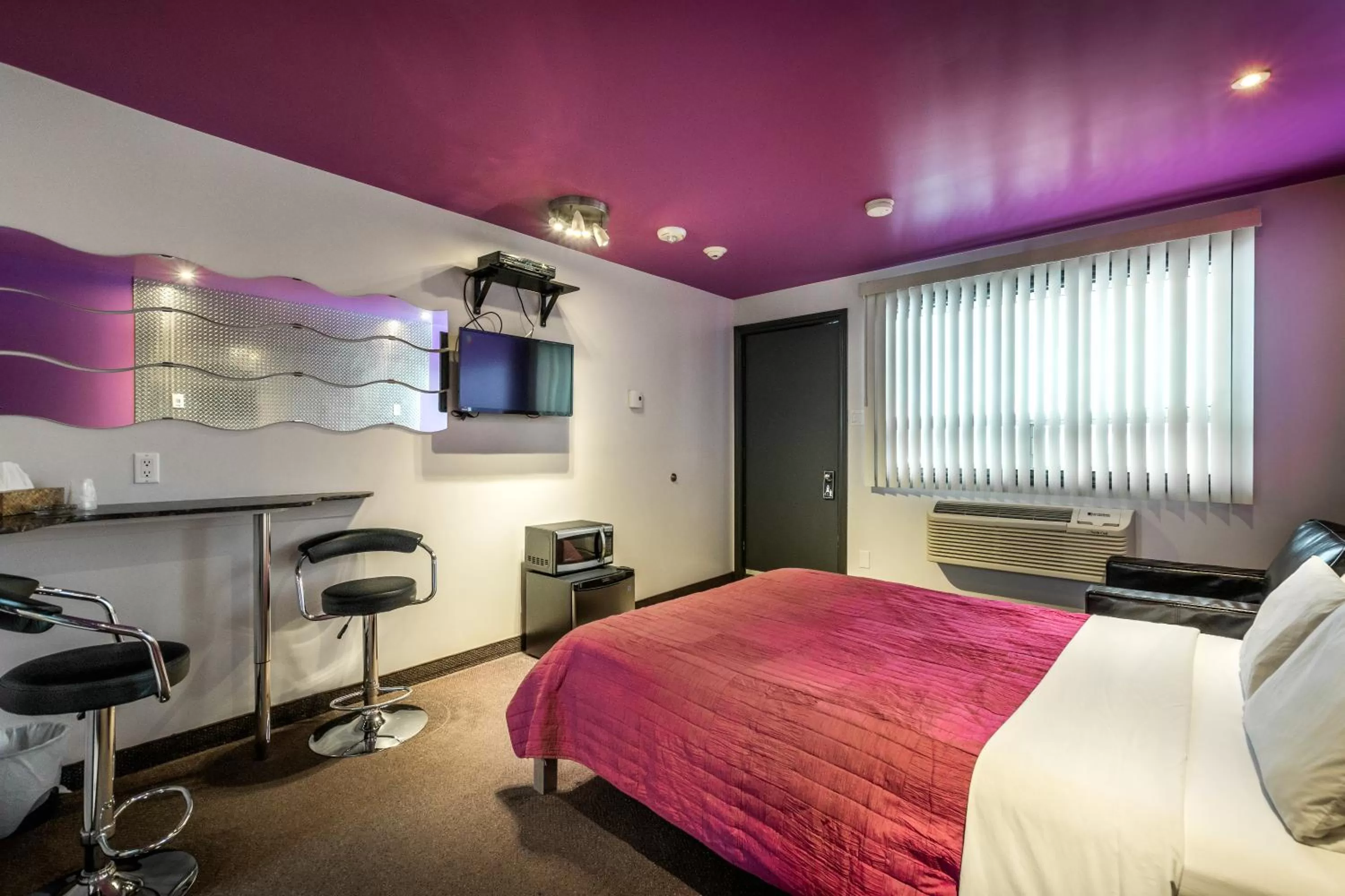 Photo of the whole room, Bed in Auberge St. Jacques