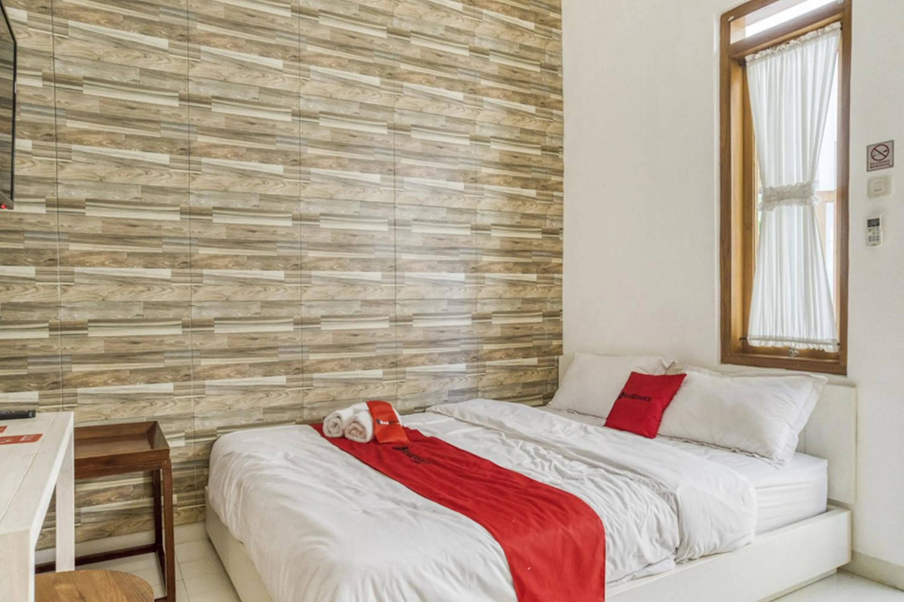 Bedroom, Bed in RedDoorz Syariah near Taman Pelangi Jogja 2