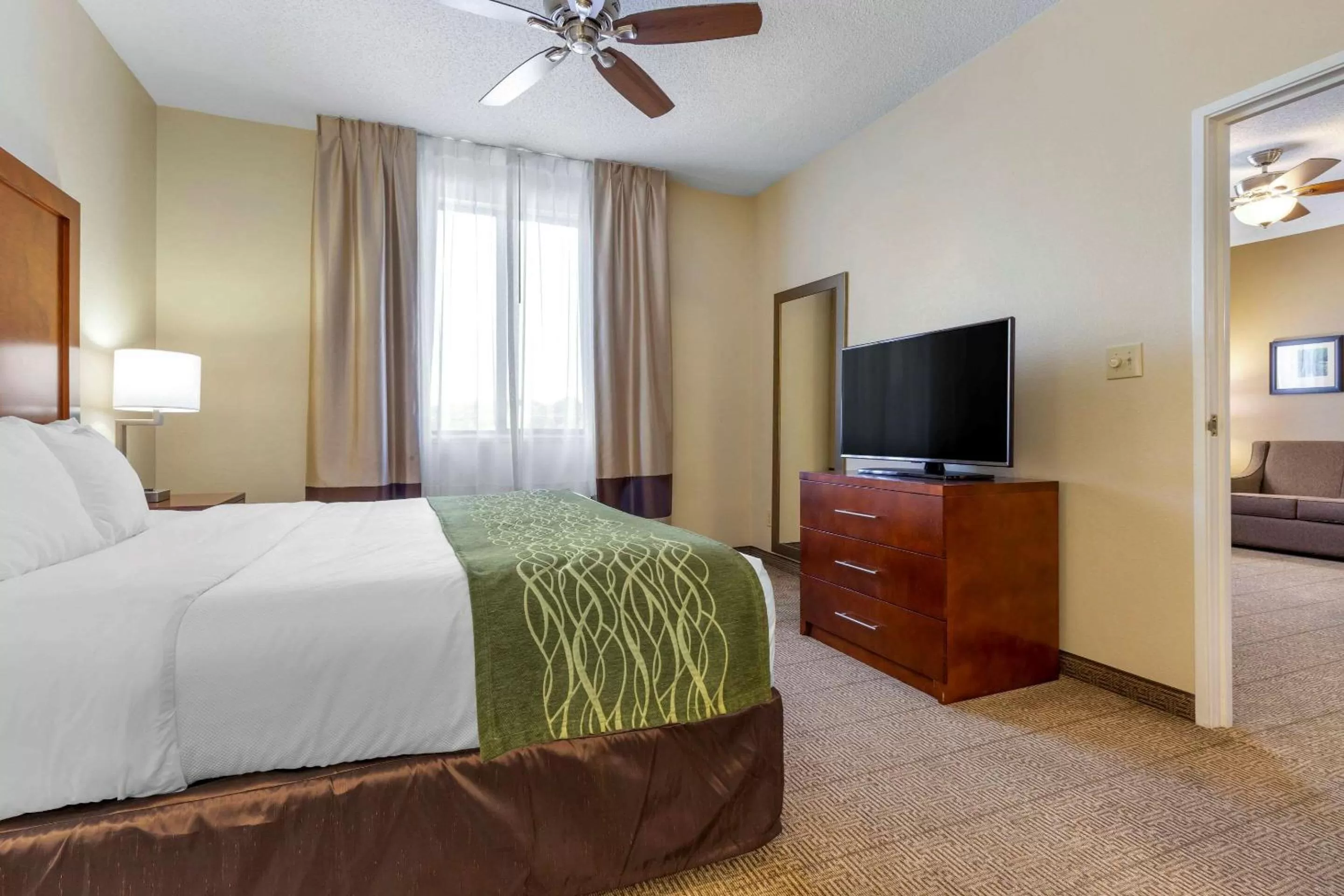 Photo of the whole room, Bed in Comfort Inn & Suites Lenoir Hwy 321 Northern Foothills