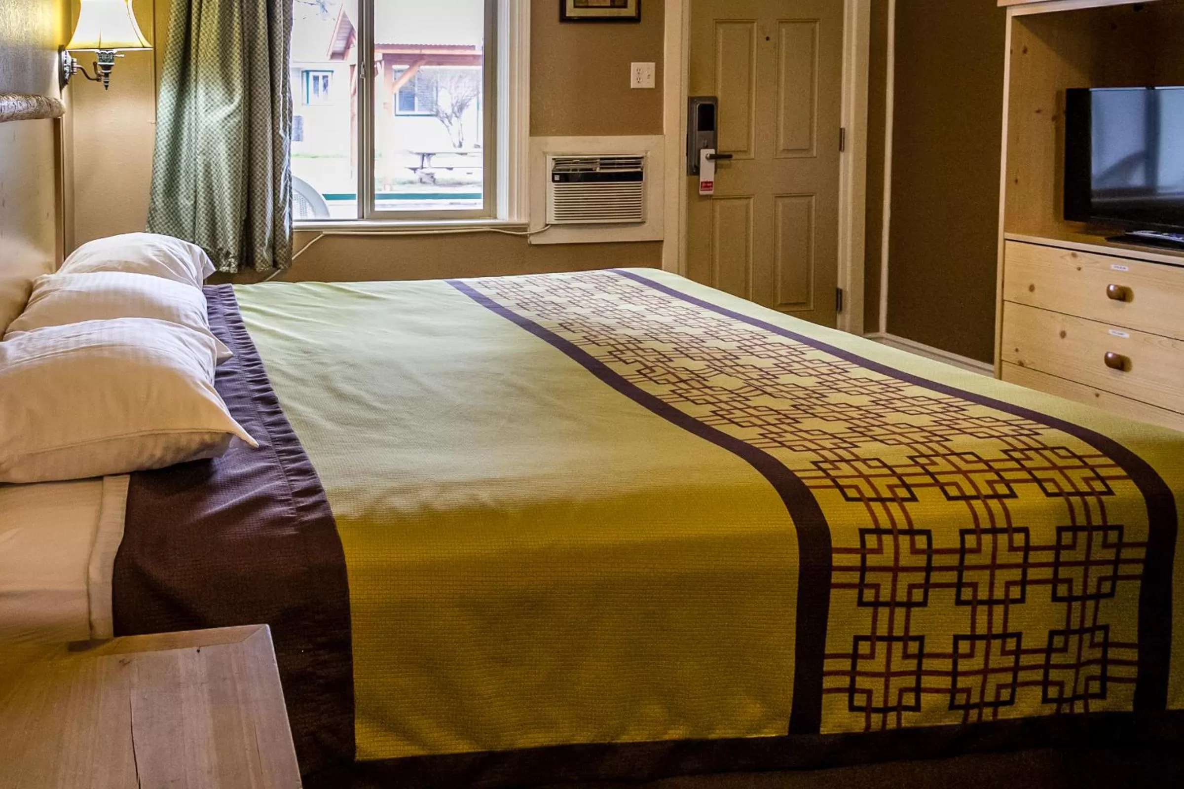 Bed in Green Gables Motel & Suites