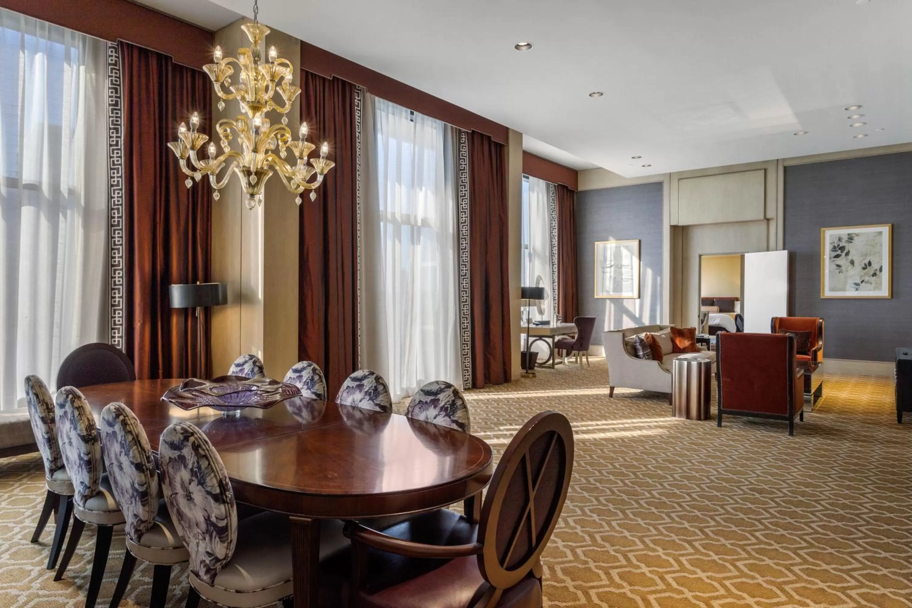 Living room in Omni Houston Hotel