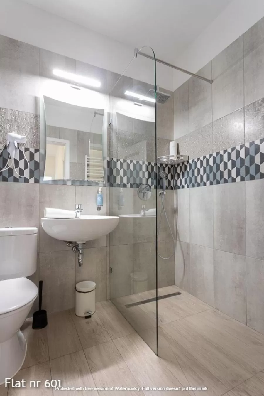 Shower in Corvin Plaza Apartments & Suites