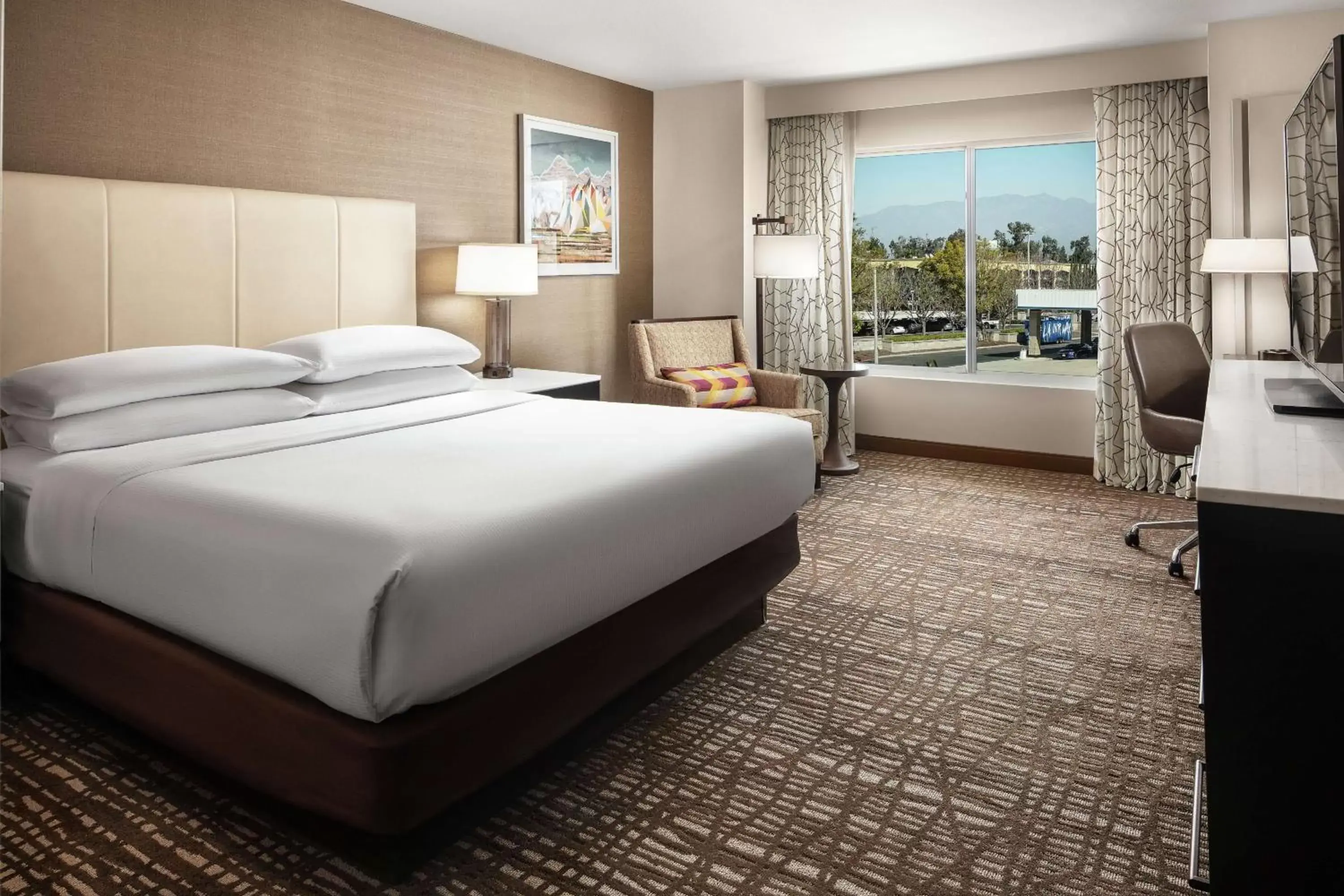 King Room in DoubleTree by Hilton Ontario Airport King Room in DoubleTree by Hilton Ontario Airport