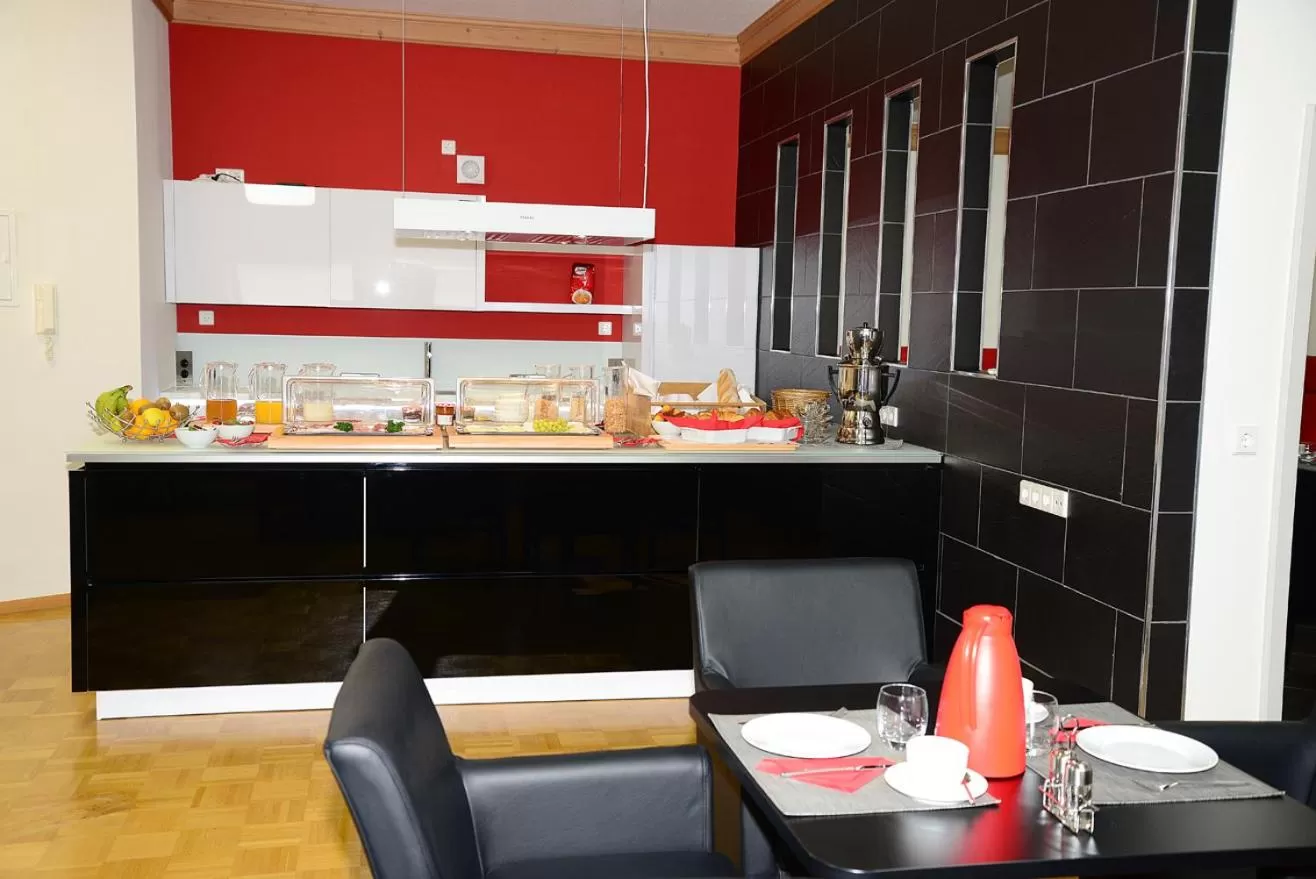 Buffet breakfast in Residence am Weinberg / Travellers Hotelbetriebs GmbH