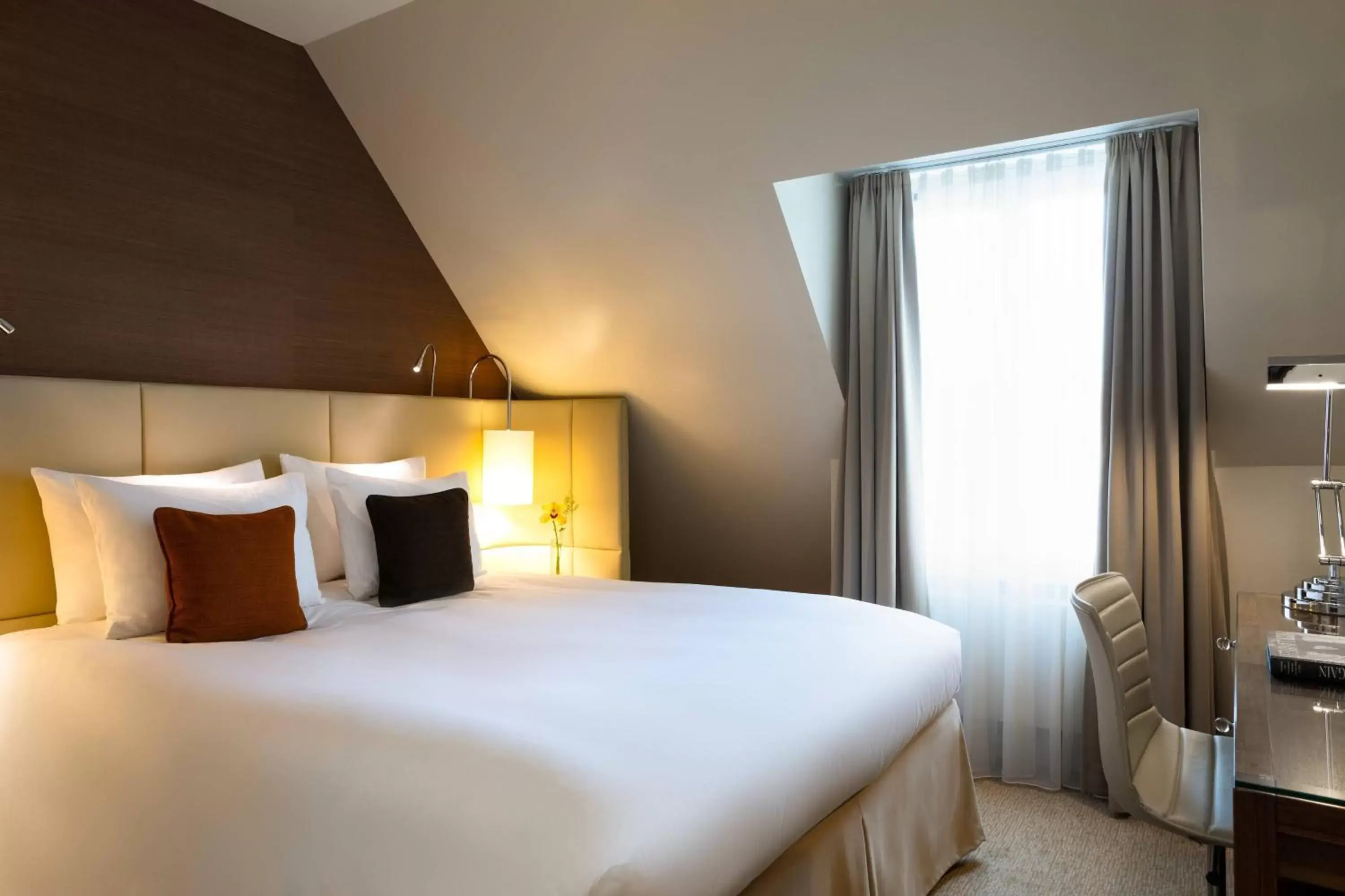 Single Room with 1 Queensize-bed in Renaissance Lucerne Hotel Single Room with 1 Queensize-bed in Renaissance Lucerne Hotel