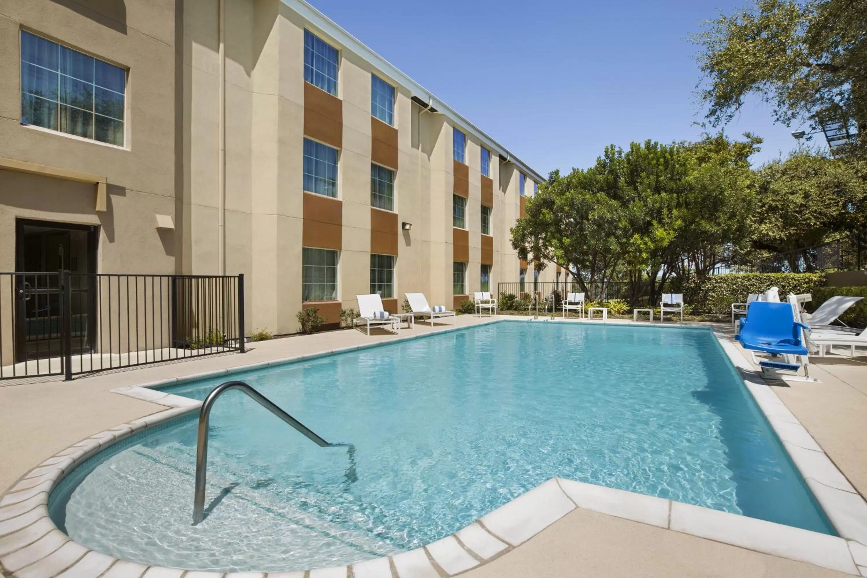 Swimming pool in Country Inn & Suites by Radisson, San Antonio Medical Center, TX