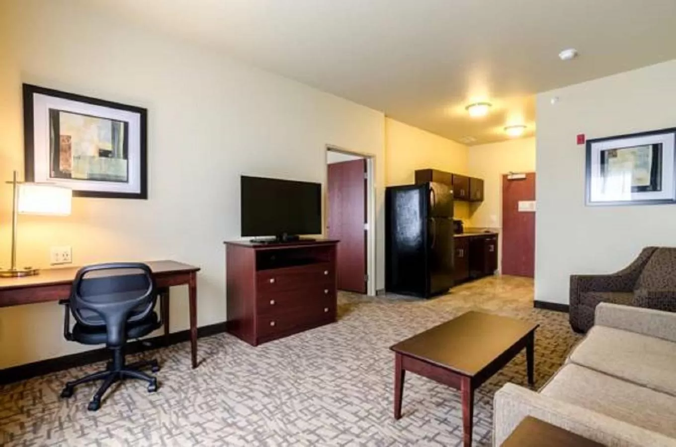 Kitchen or kitchenette, TV/Entertainment Center in Cobblestone Inn & Suites - Vinton, LA