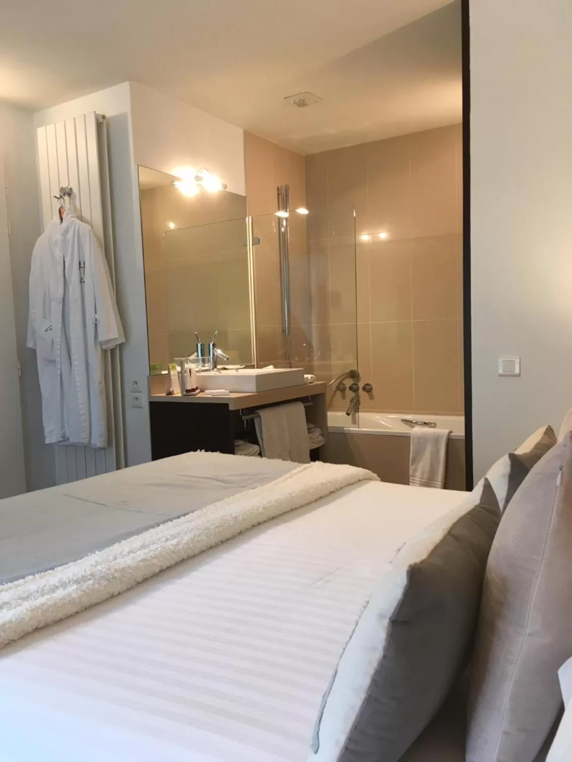 Photo of the whole room, Bed in Hotel Le Temps De Vivre