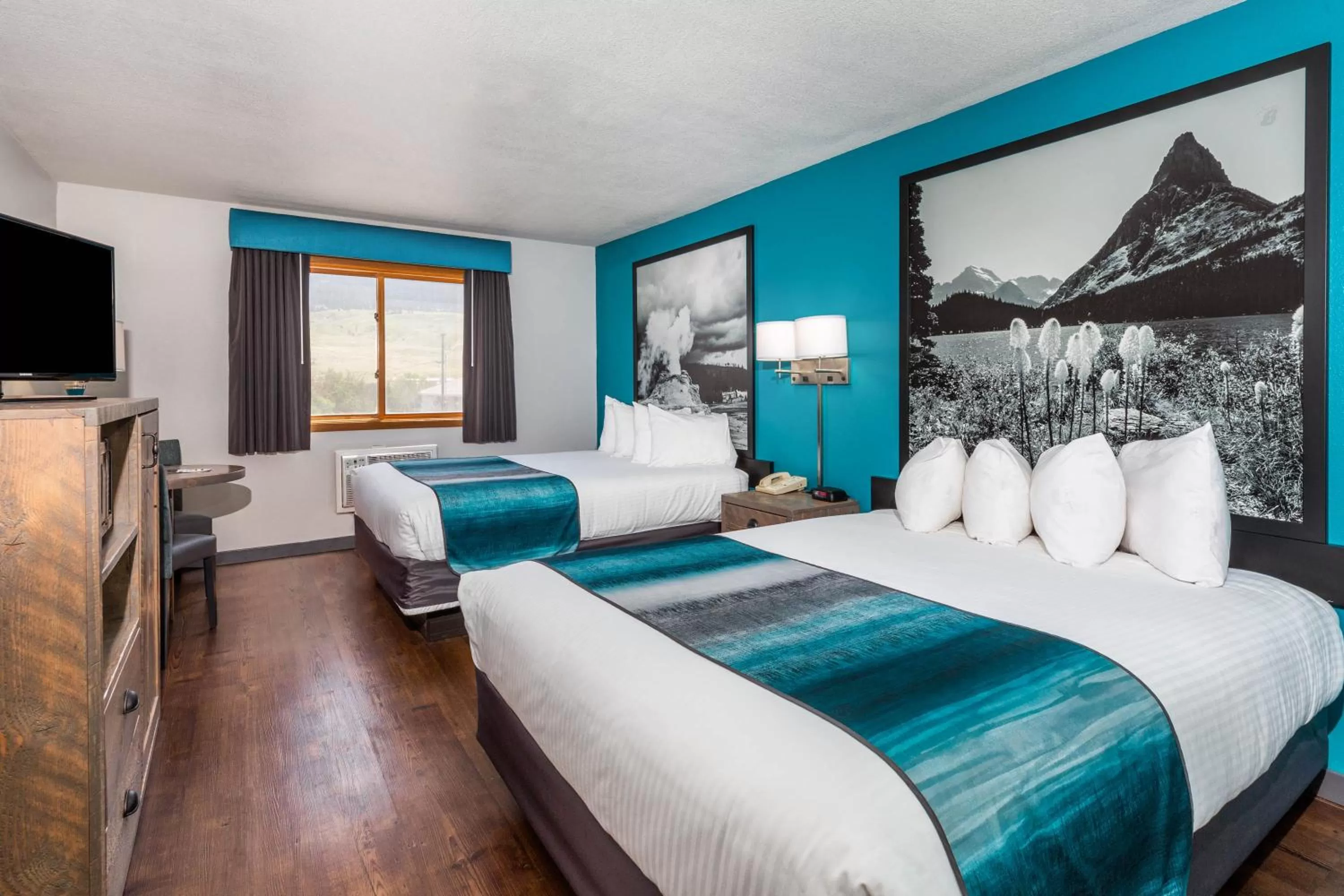 Photo of the whole room, Bed in Super 8 by Wyndham Gardiner/Yellowstone Park Area